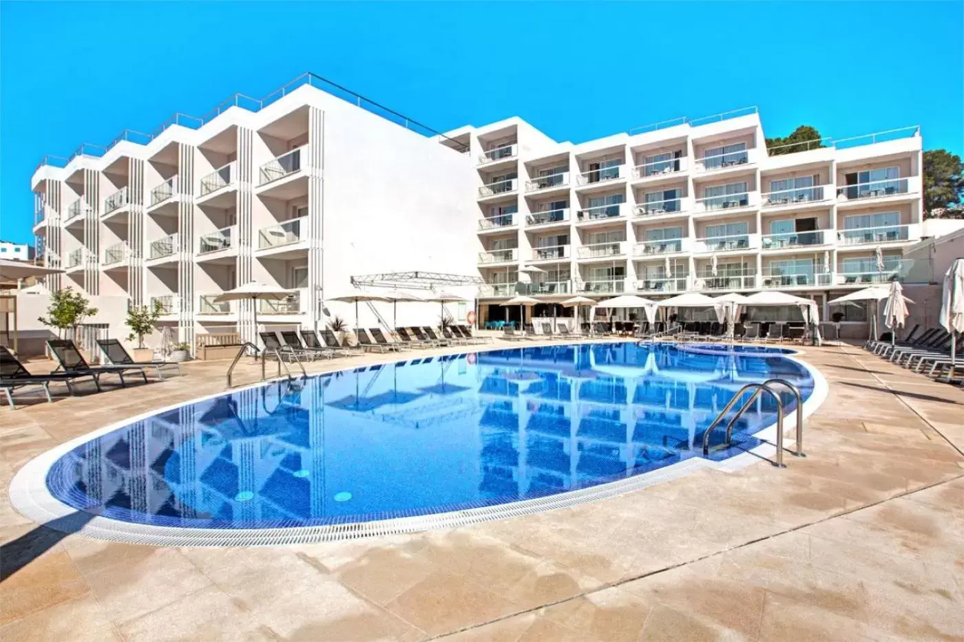 Swimming pool, Property Building in Aparthotel y Hotel Paguera Beach