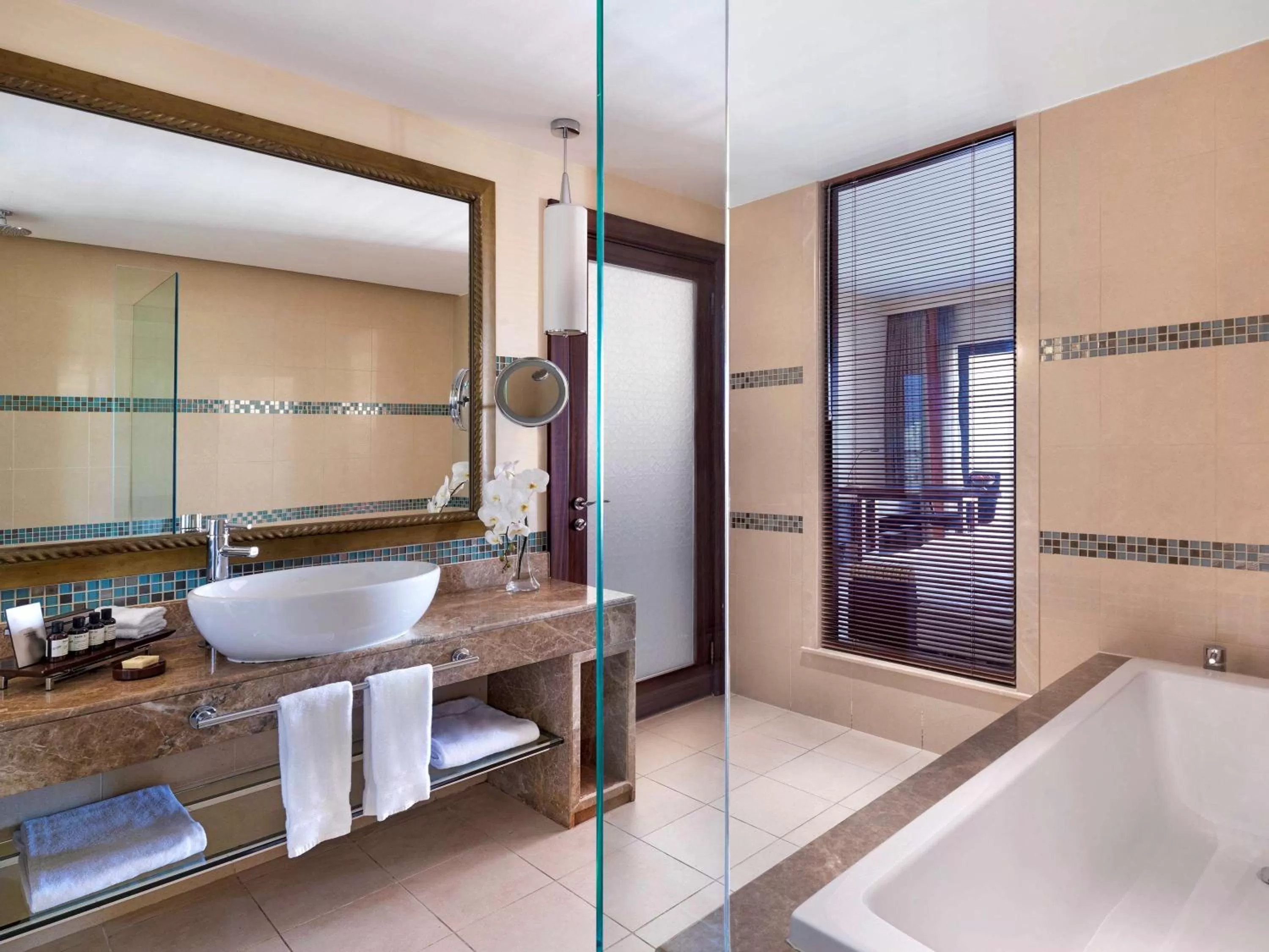 Photo of the whole room in Fairmont The Palm