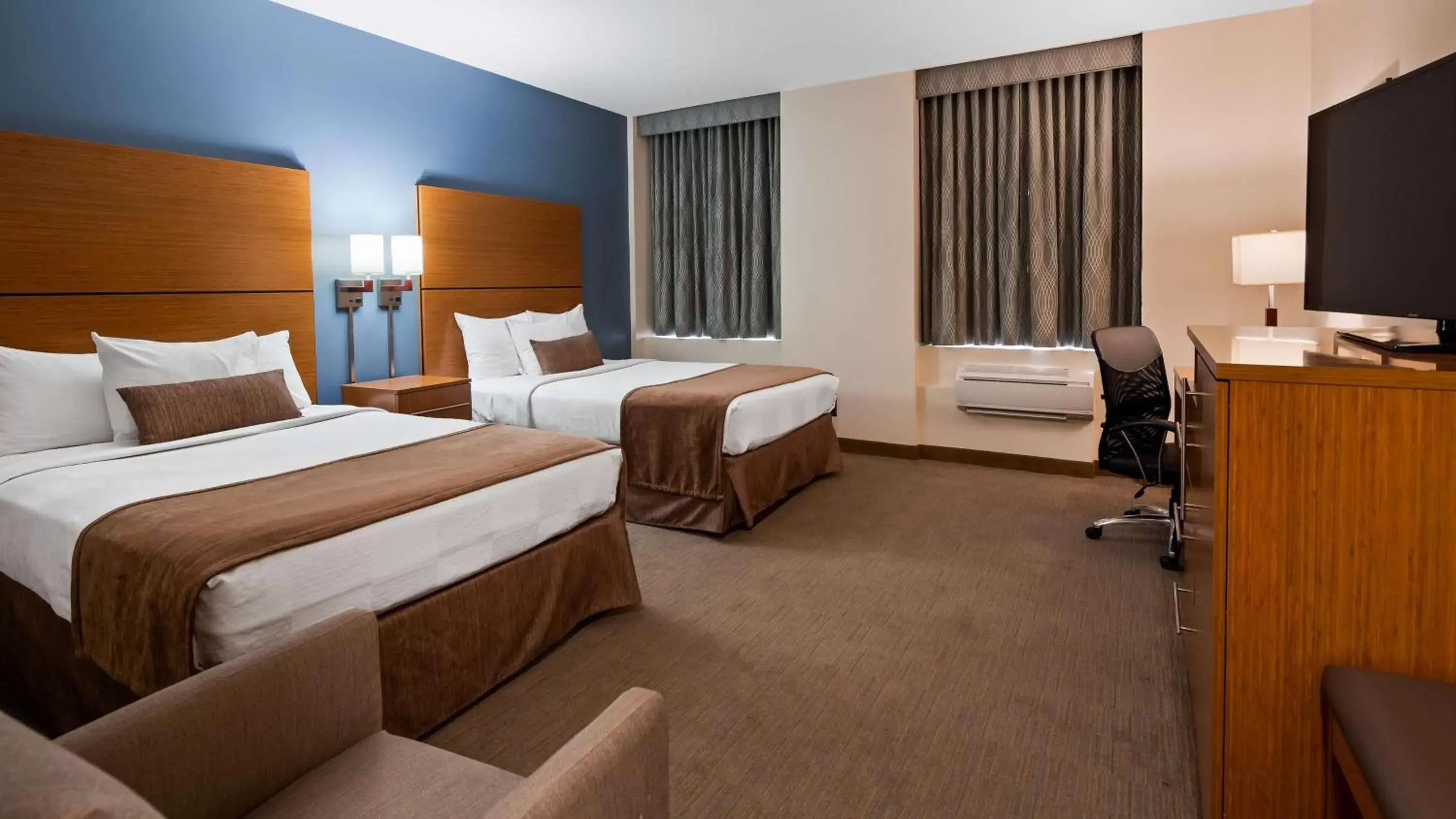 Photo of the whole room in Best Western Plus Philadelphia Convention Center Hotel