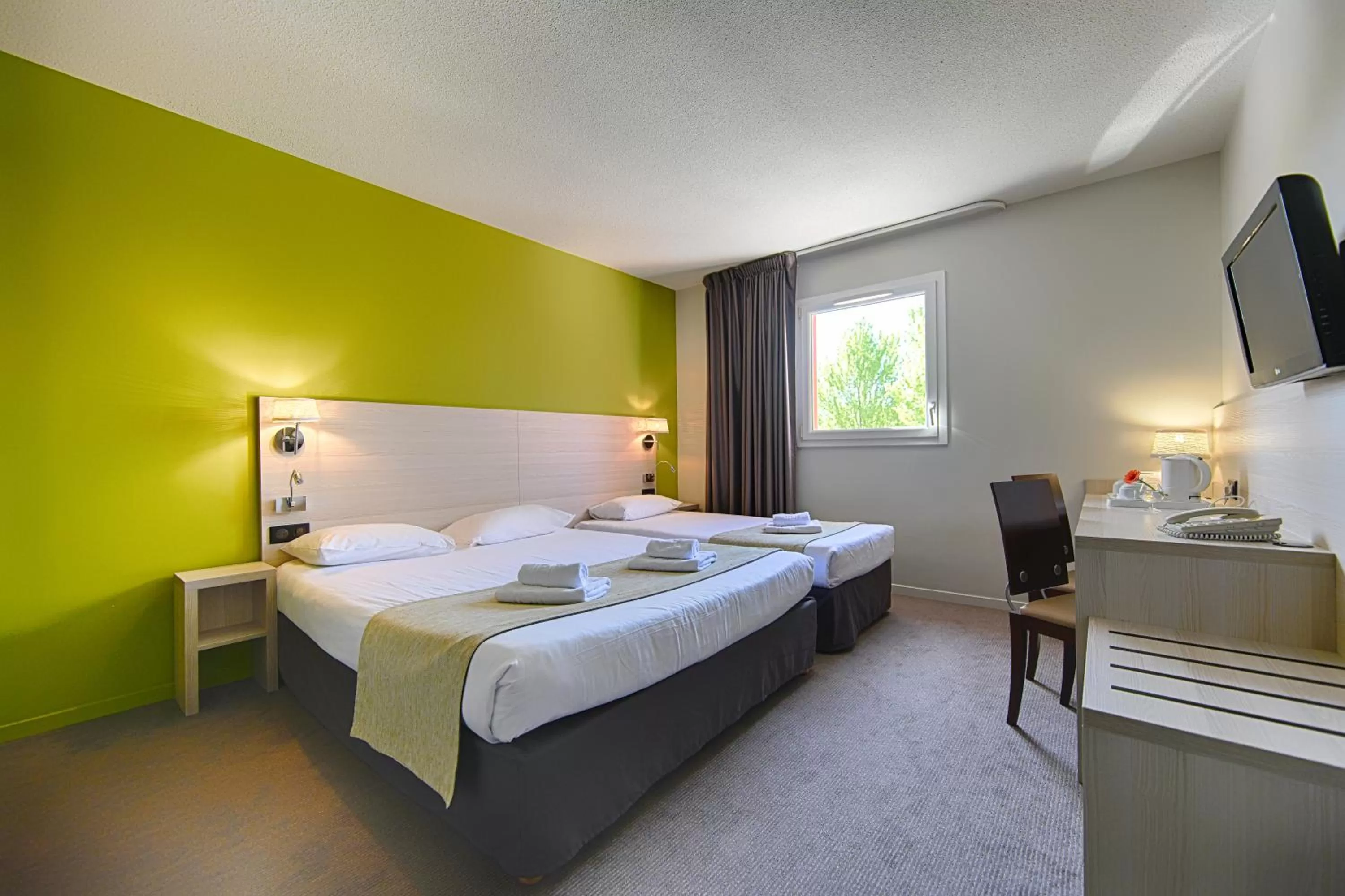 Bedroom, Bed in The Originals City, Hôtel Les Bruyères, Dax Nord