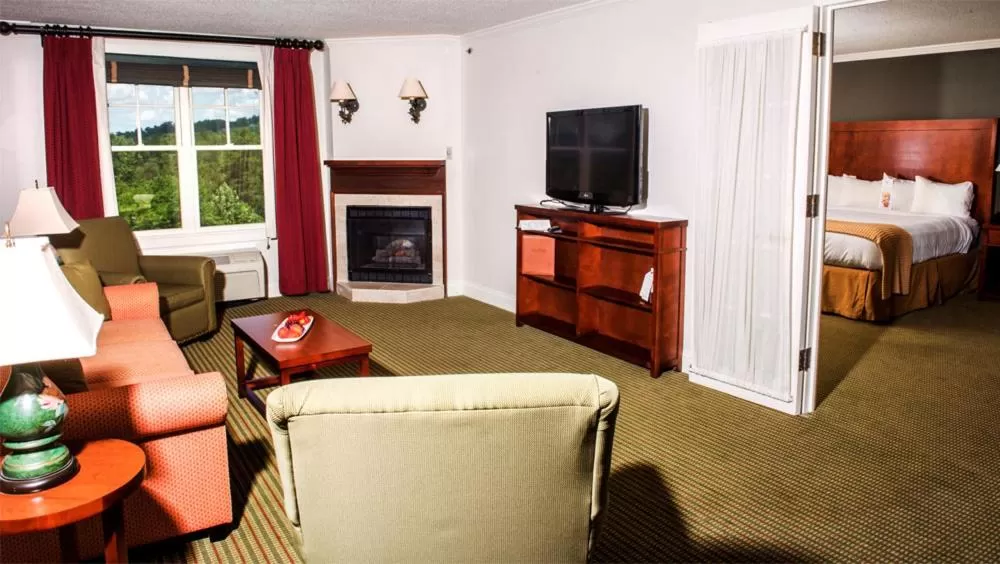 Living room, Bed in Brasstown Valley Resort & Spa