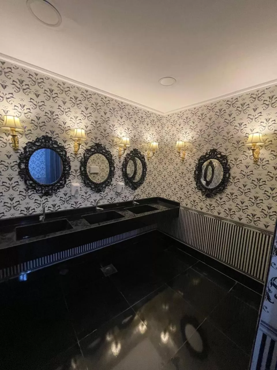 Public Bath in Cosmopolitan hotel