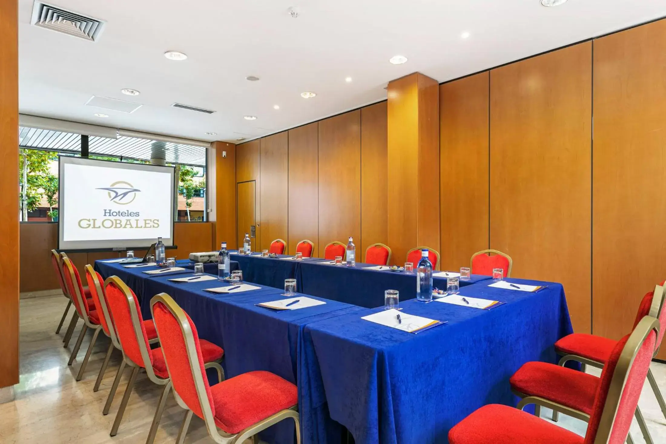 Business facilities in Globales de los Reyes