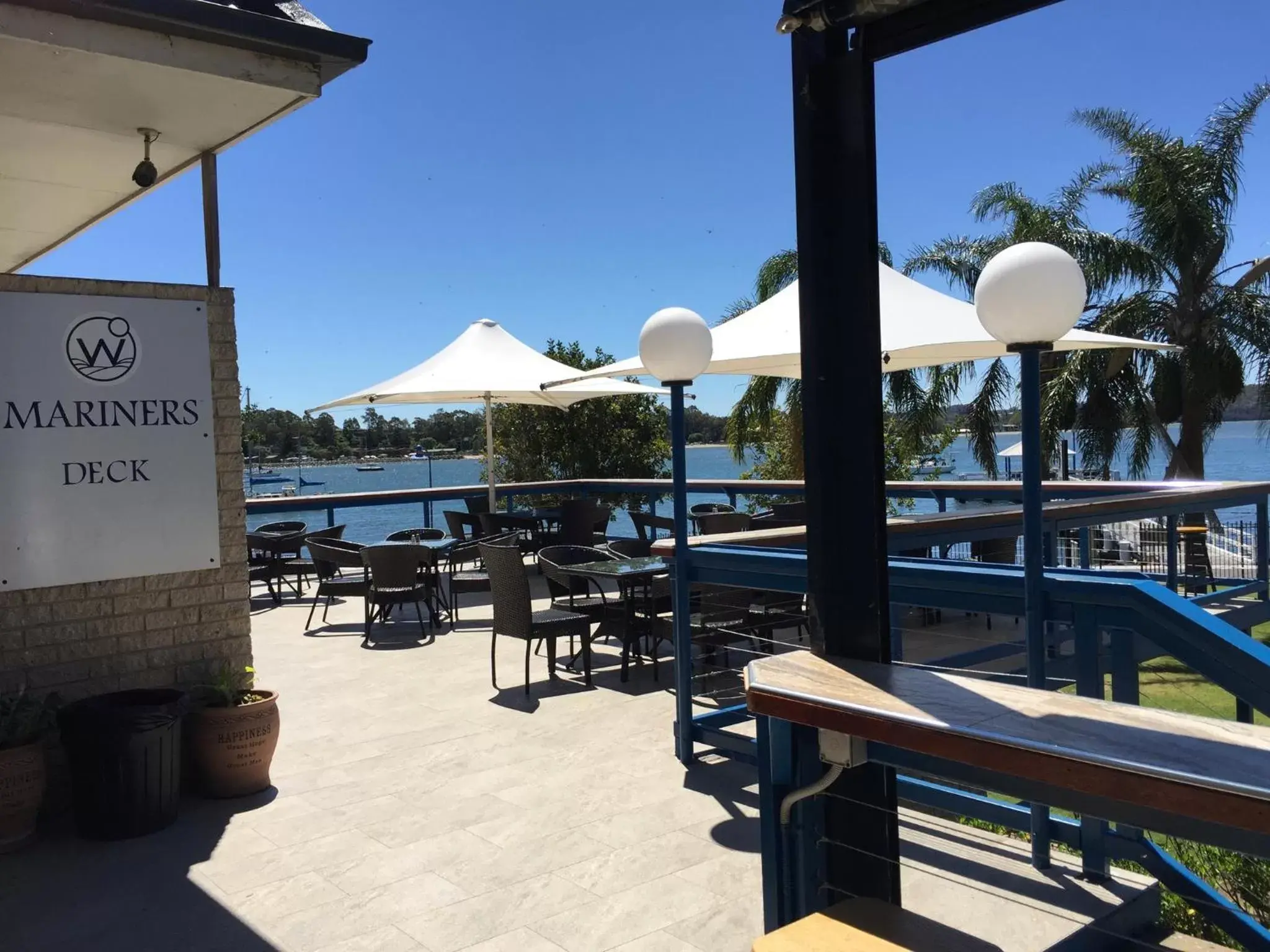 Balcony/Terrace, Lounge/Bar in Mariners on the Waterfront