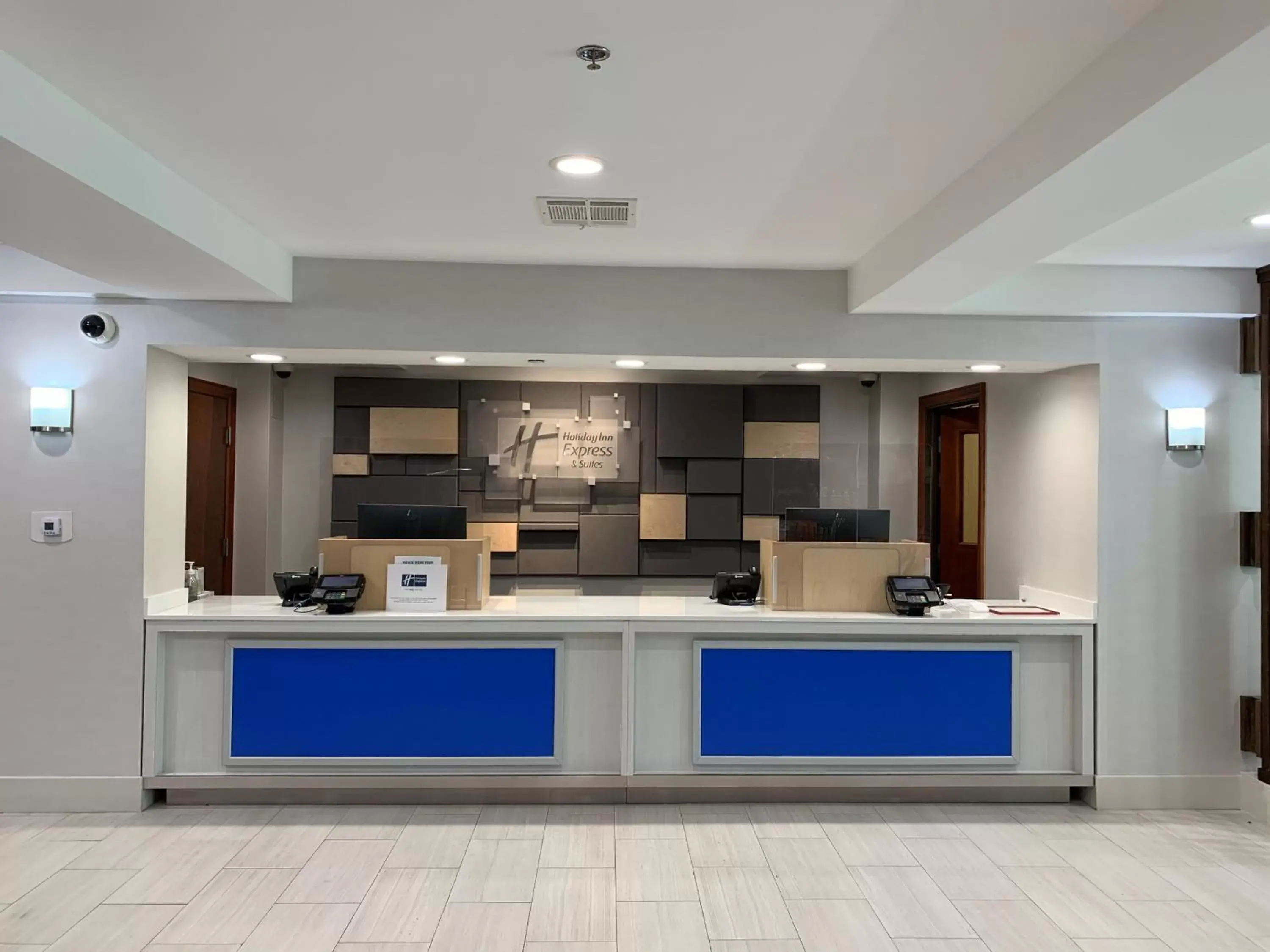Lobby or reception in Holiday Inn Express Hotel & Suites Woodland Hills, an IHG Hotel