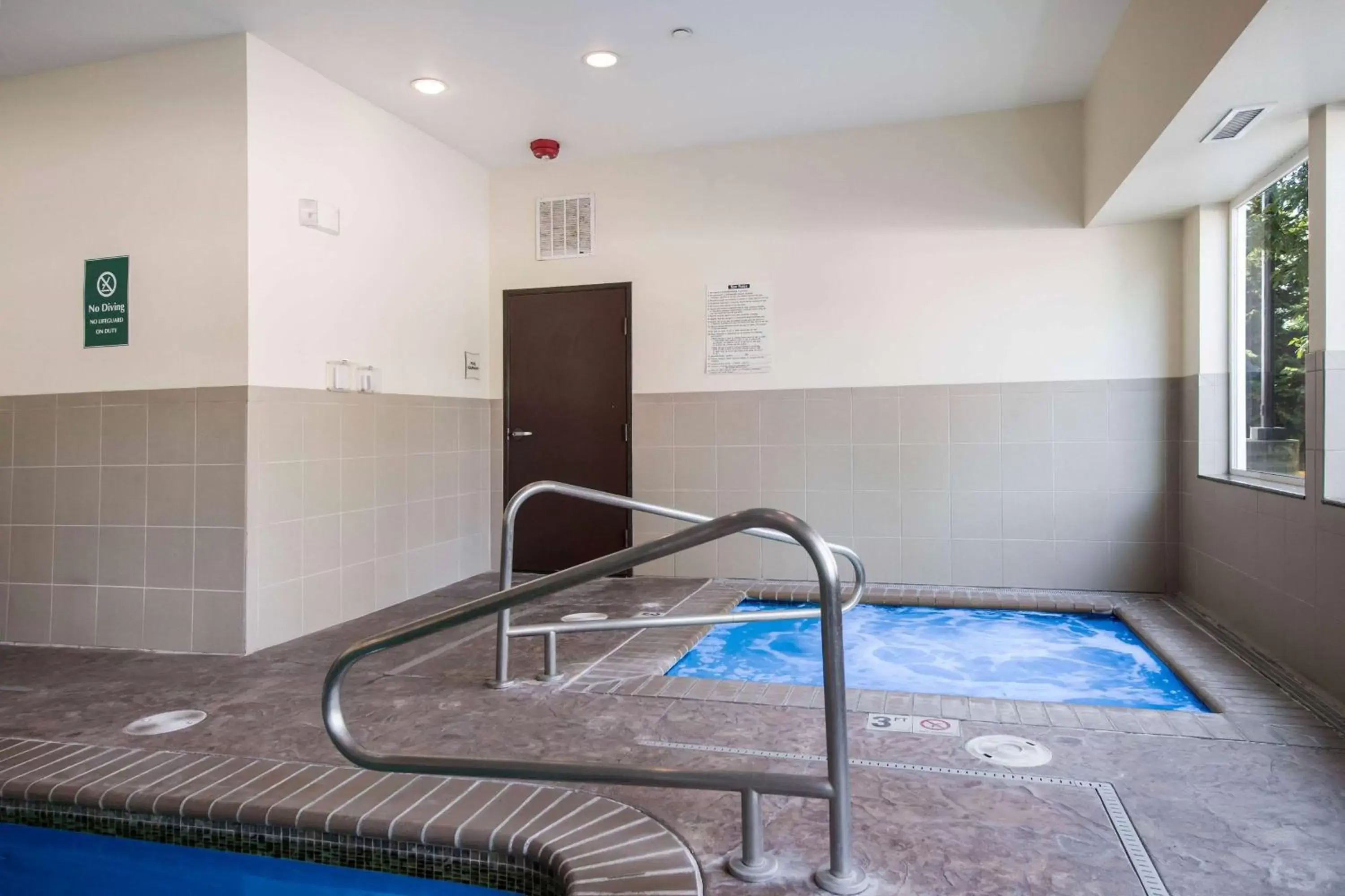 Hot Tub, Swimming Pool in La Quinta by Wyndham Auburn