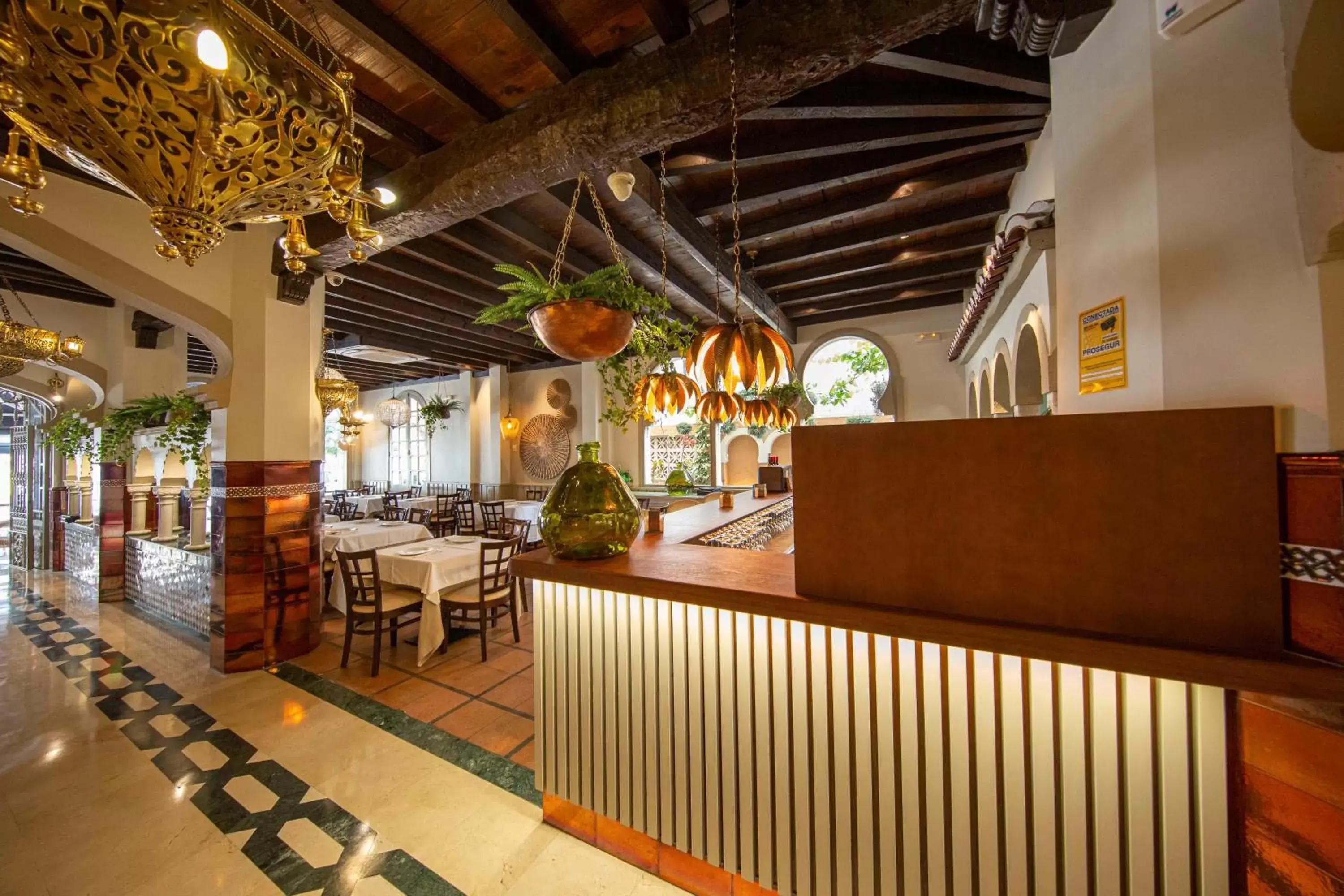 Restaurant/places to eat in Hotel Casablanca