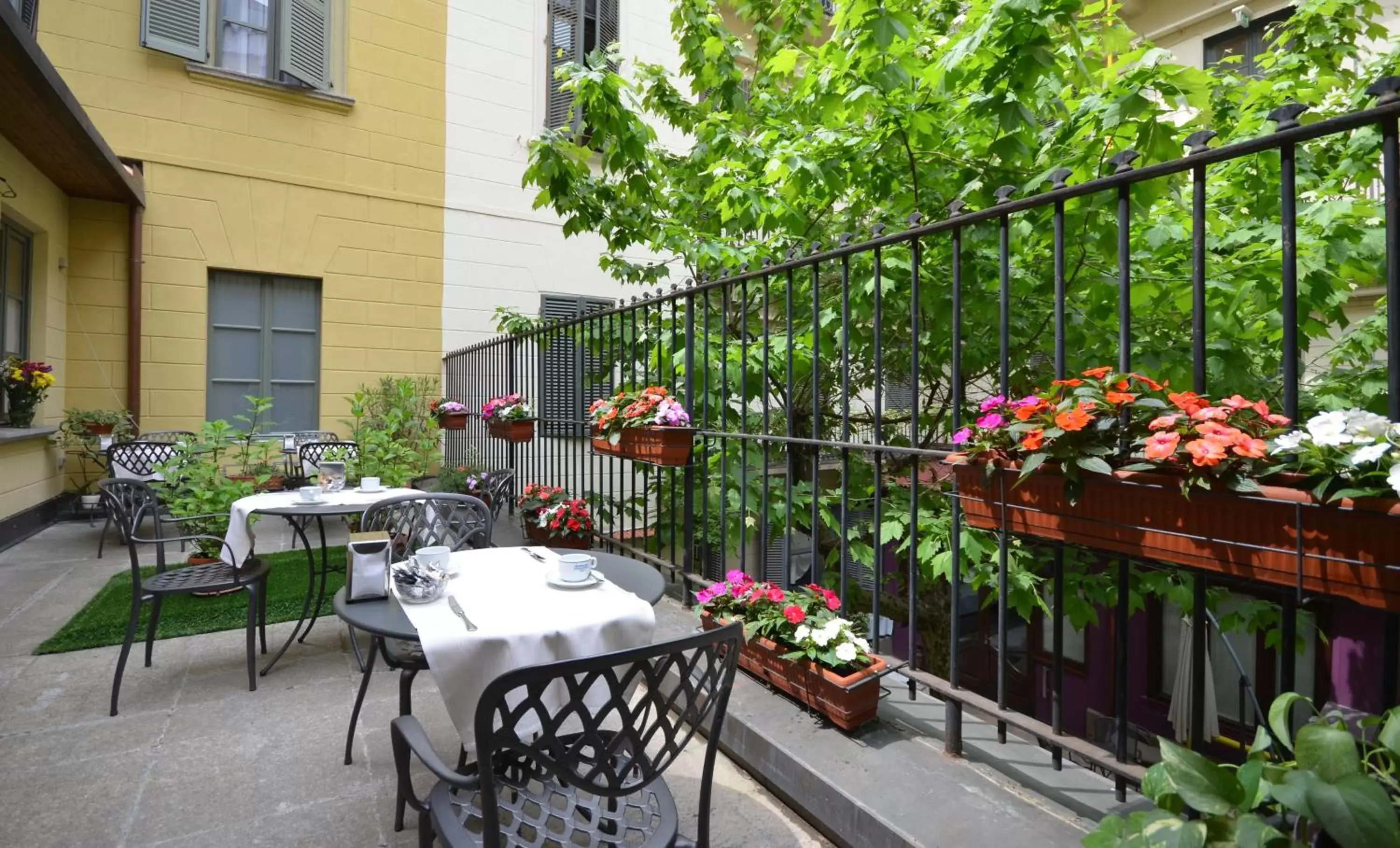 Patio, Restaurant/Places to Eat in Hotel Roma e Rocca Cavour