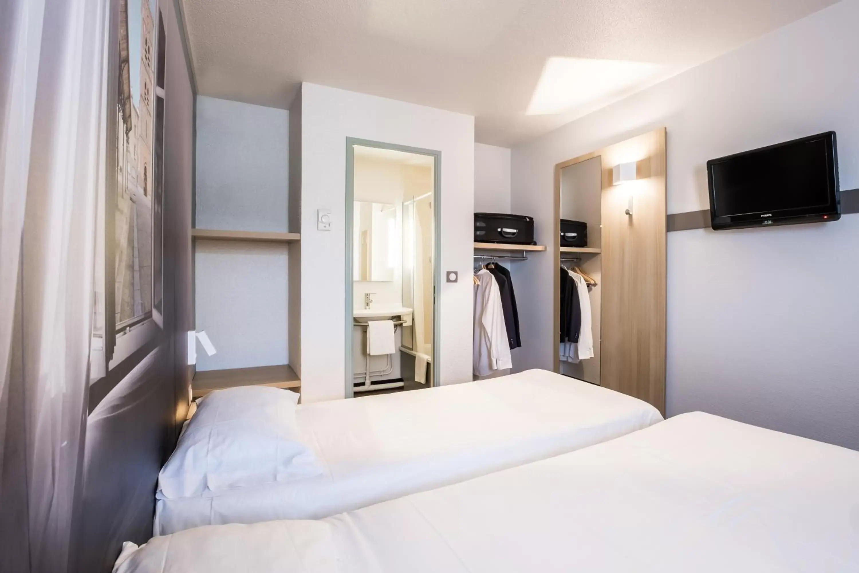 Bedroom, Bed in B&B HOTEL Brignoles