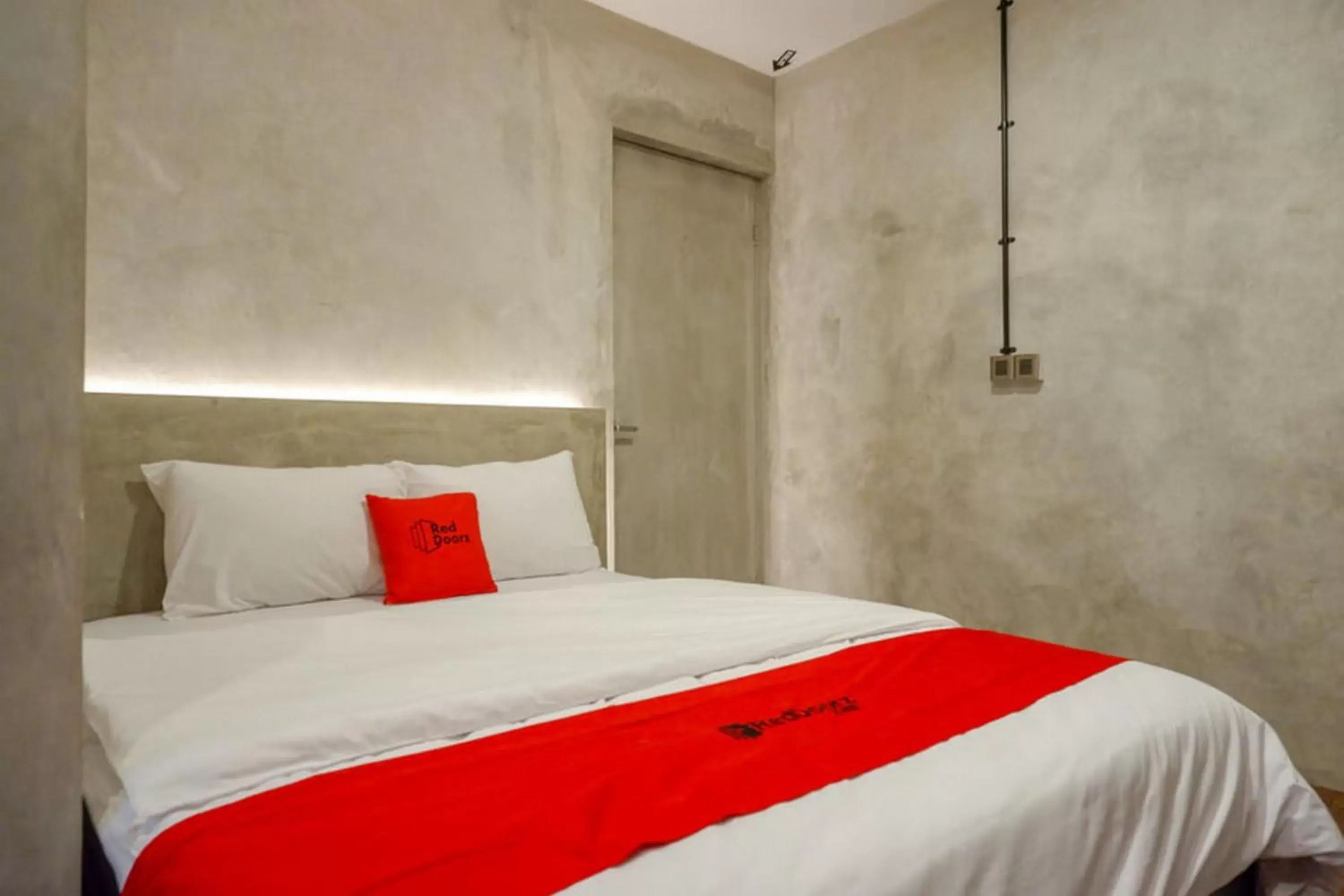 Bed in RedDoorz Plus near Kawasan Sam Poo Kong Semarang