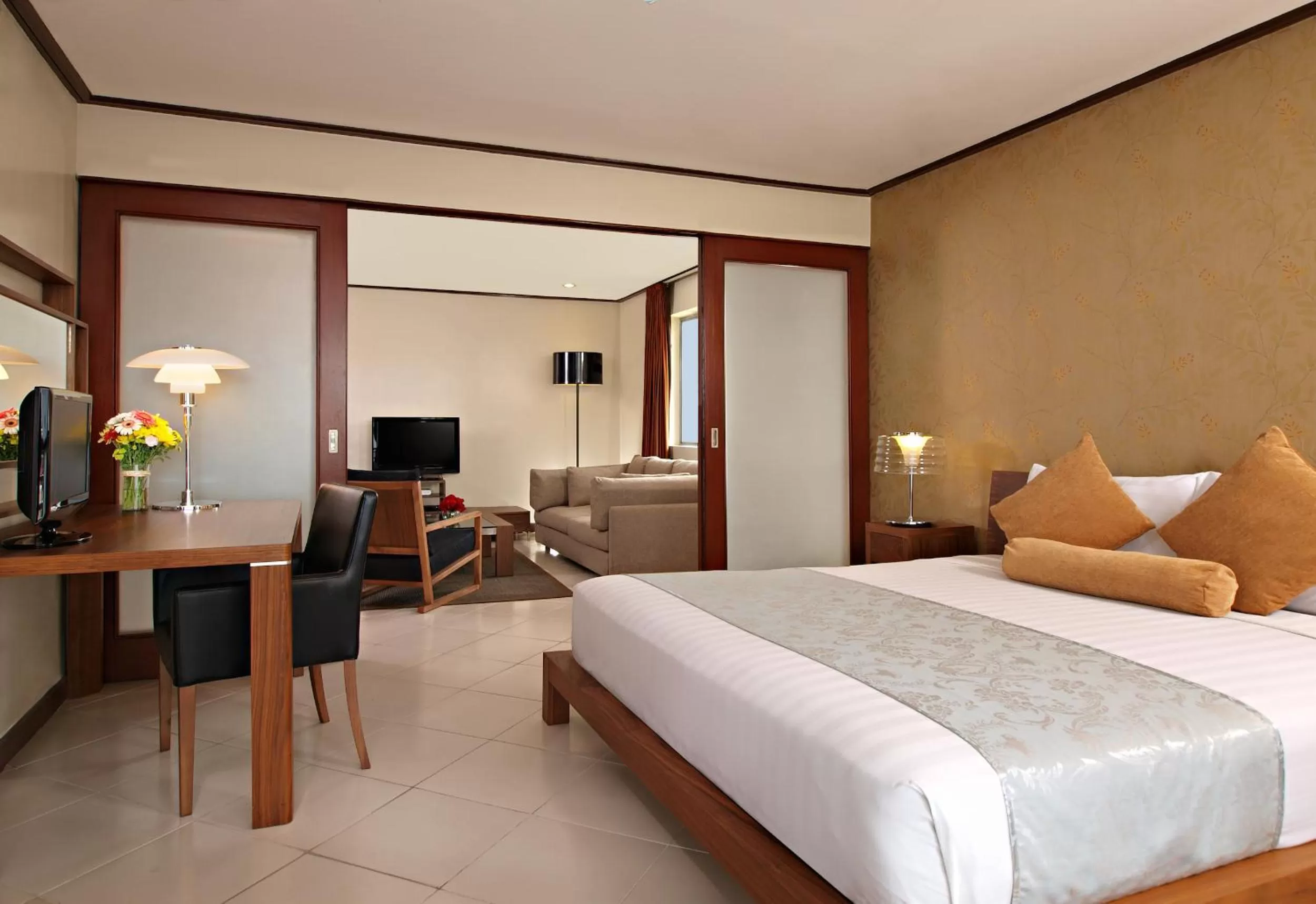 Living room, Bed in Hotel Kimberly Manila