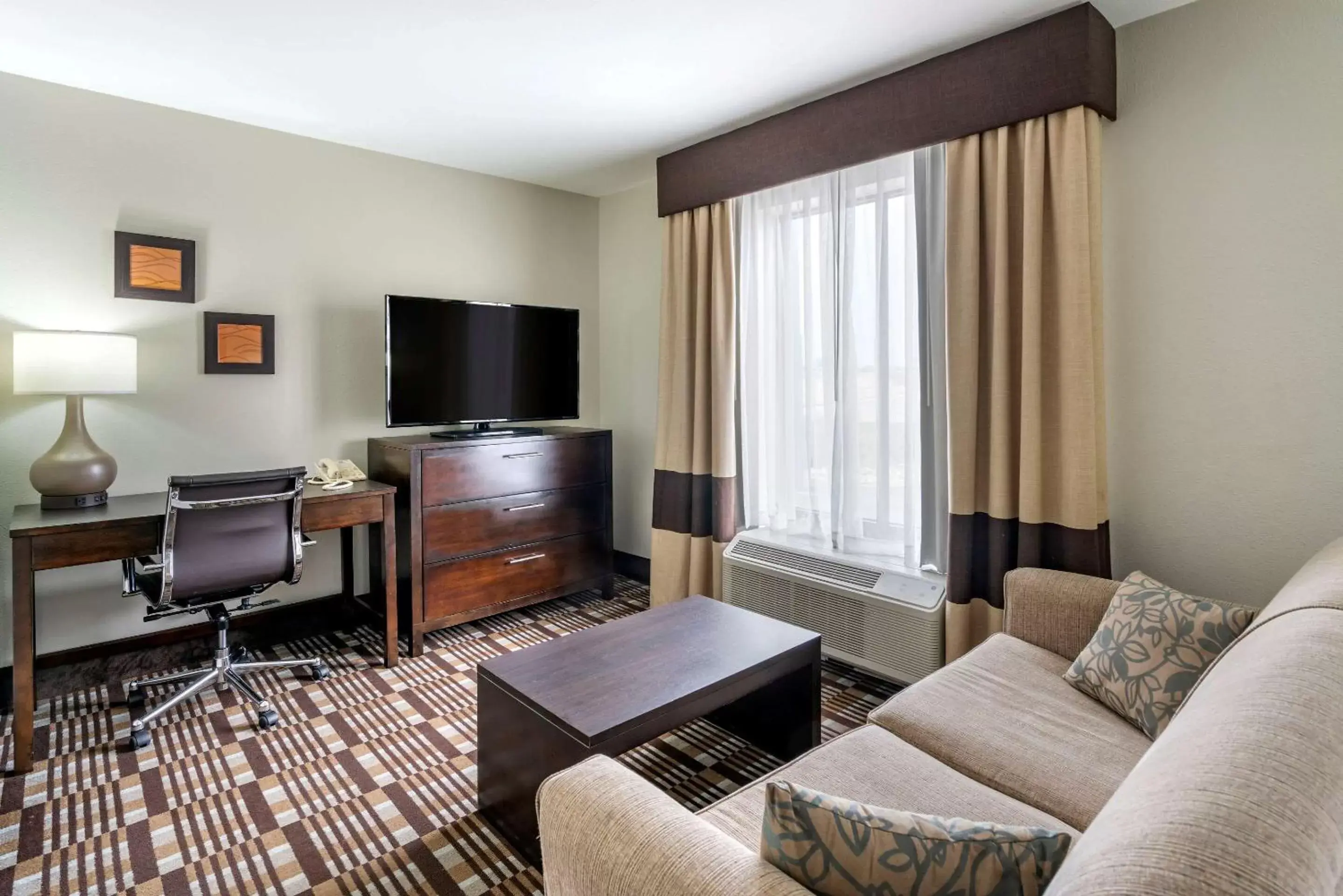 Photo of the whole room, Seating Area in Comfort Inn Sullivan