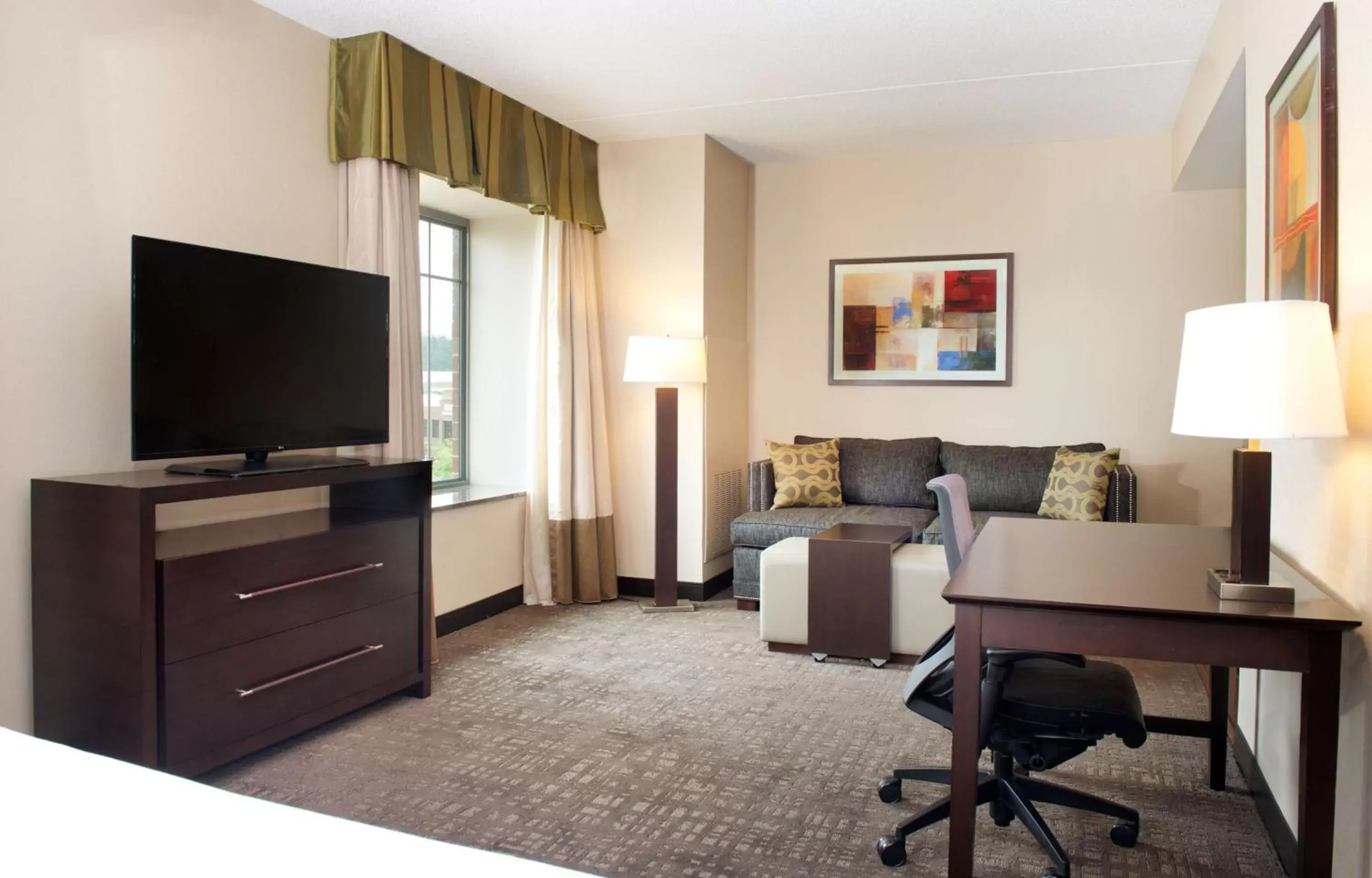 Bedroom, TV/Entertainment Center in Homewood Suites by Hilton Pittsburgh-Southpointe
