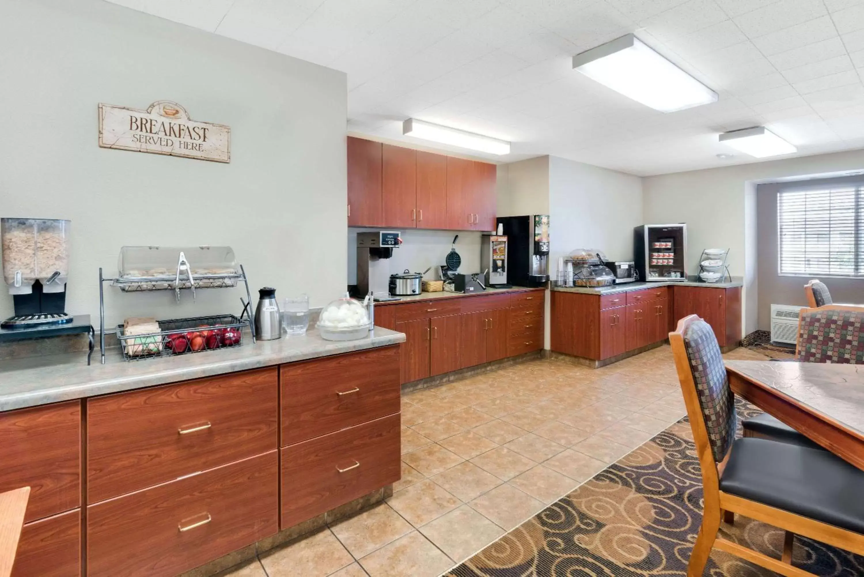 Restaurant/places to eat, Kitchen/Kitchenette in Microtel Inn & Suites by Wyndham Rapid City