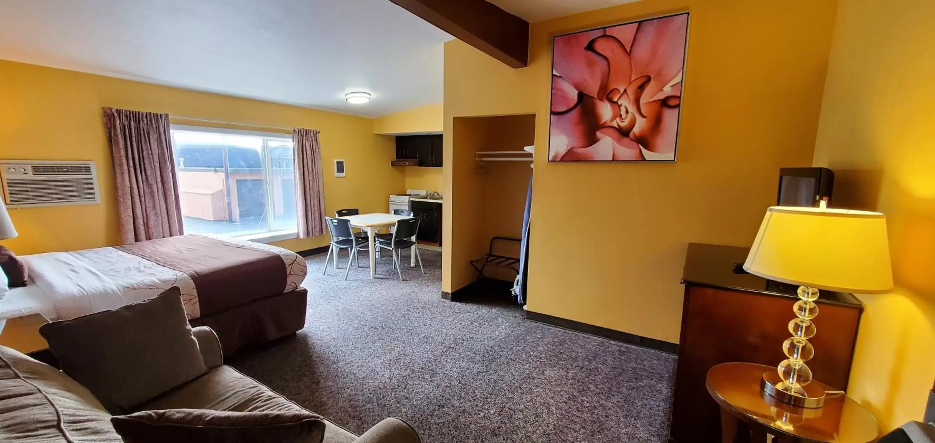 TV and multimedia, Bed in Olympic Inn & Suites TV and multimedia, Bed in Olympic Inn & Suites