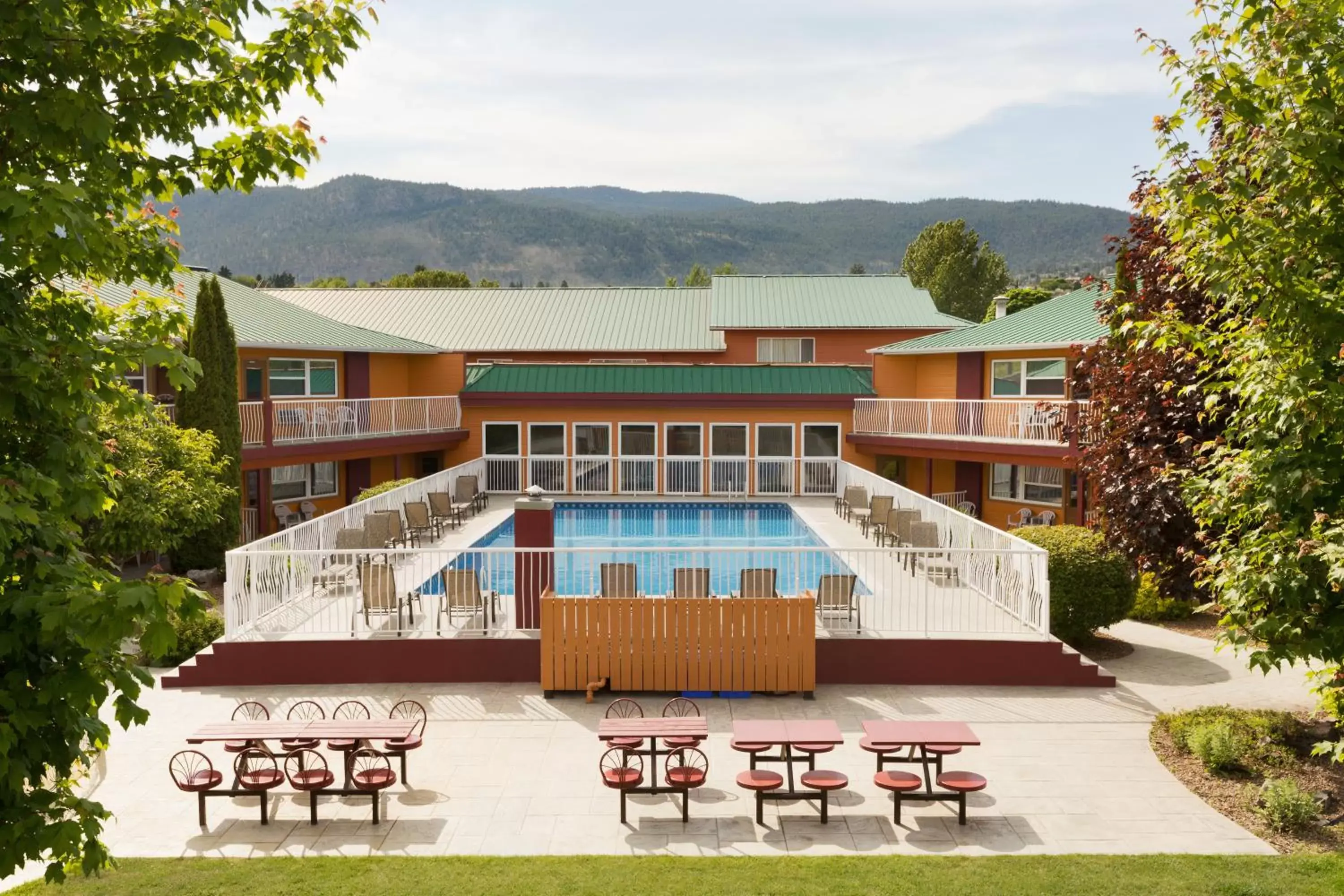 Pool view, Property Building in Days Inn by Wyndham Penticton Conference Centre