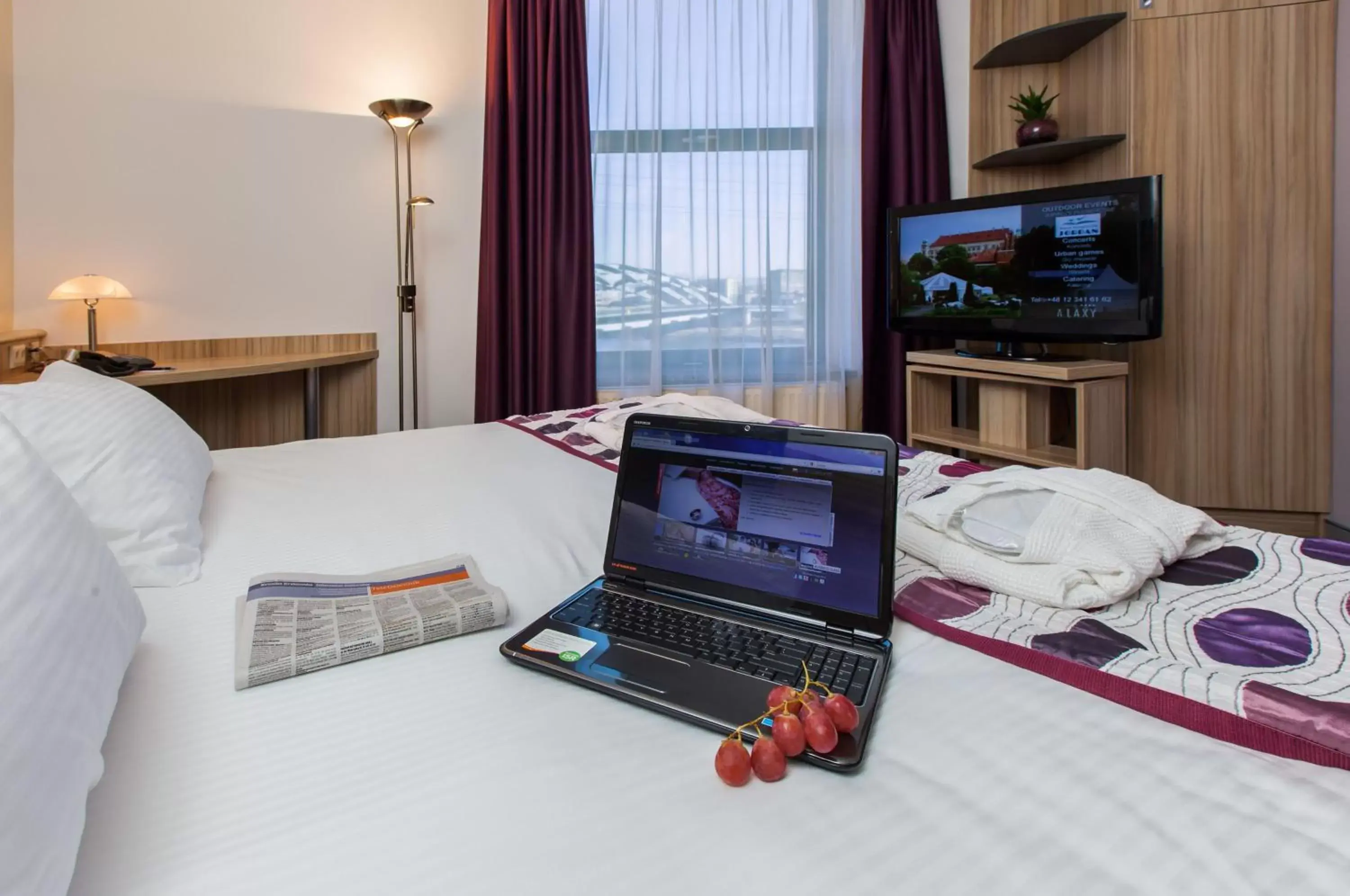 Bed, TV/Entertainment Center in Galaxy Hotel