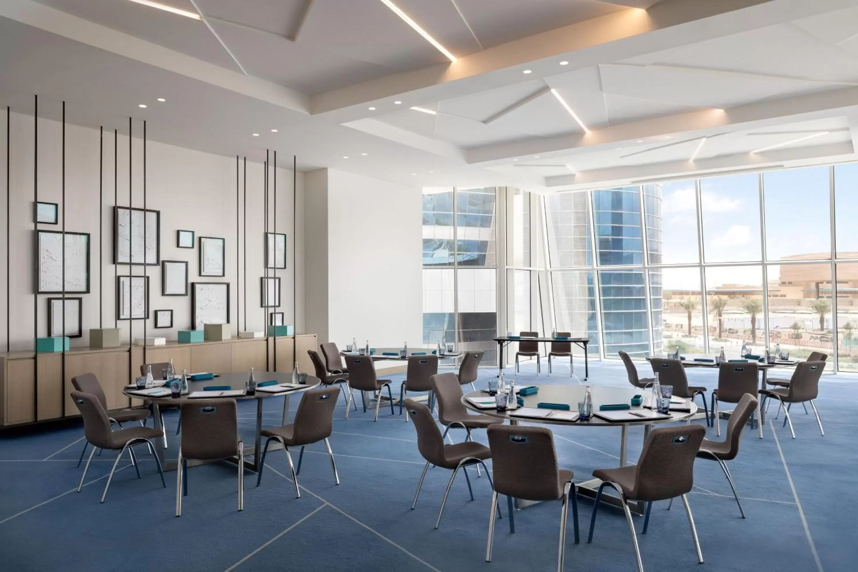 Meeting/conference room, Restaurant/Places to Eat in Le Meridien Riyadh