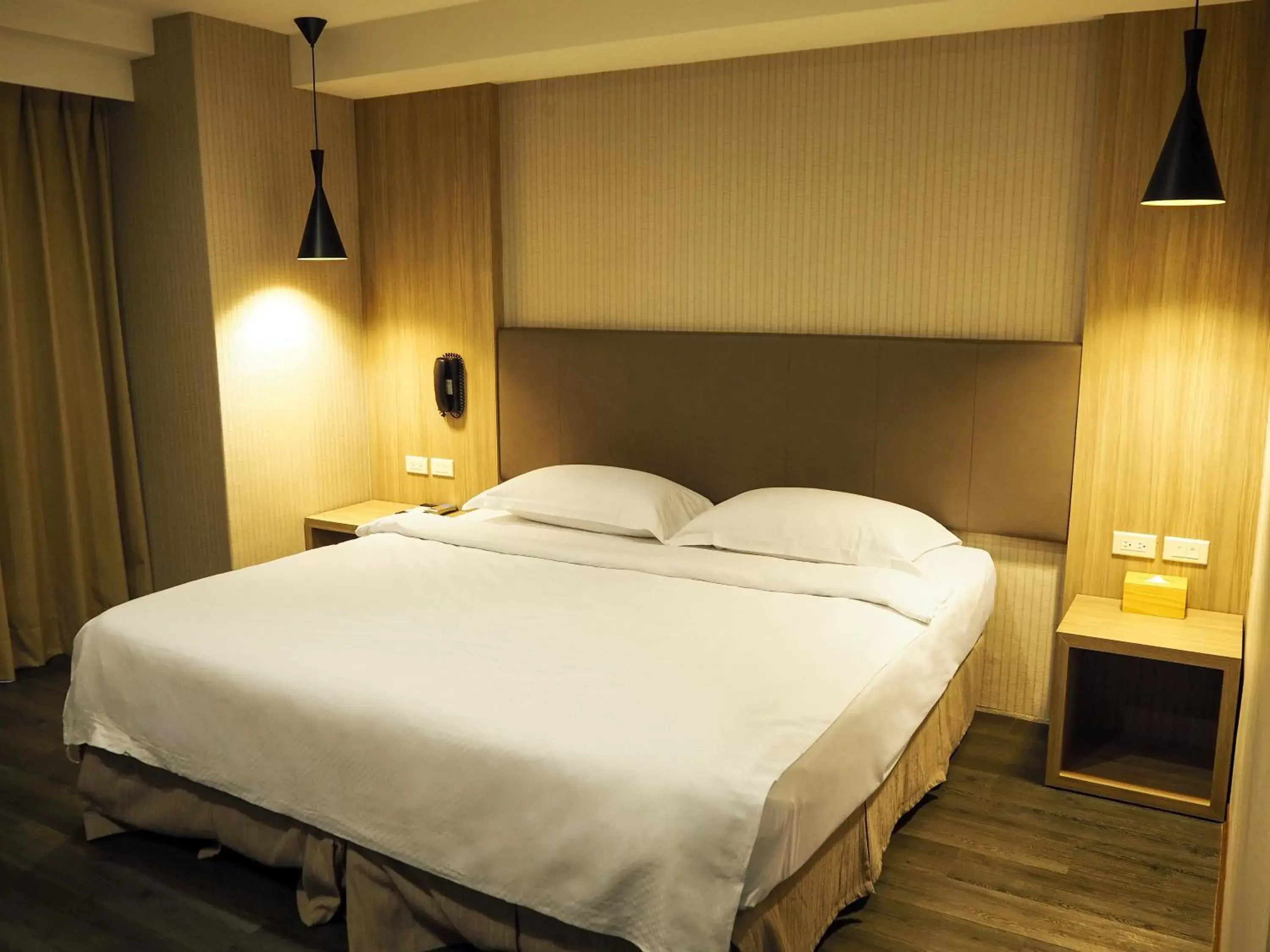 Bedroom, Bed in The Riverside Hotel International