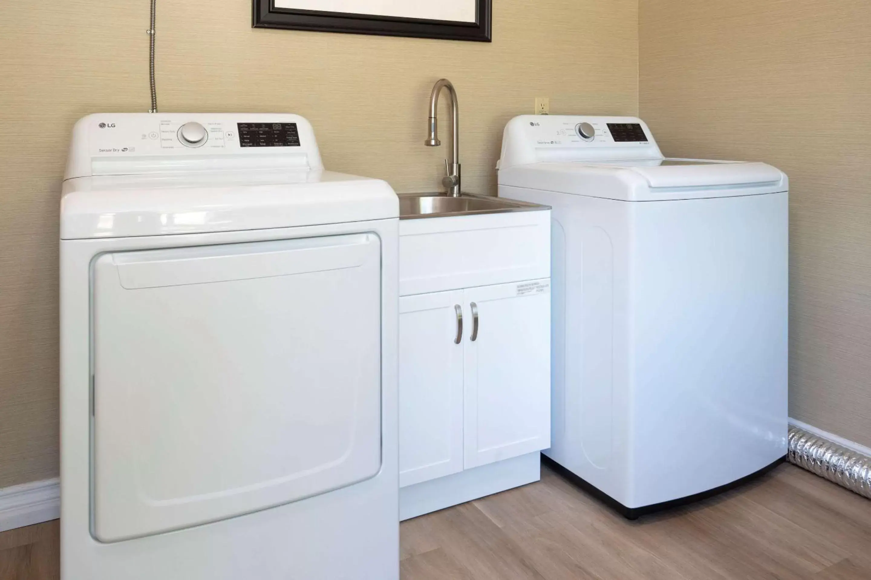 laundry, Kitchen/Kitchenette in Comfort Inn Lakeshore