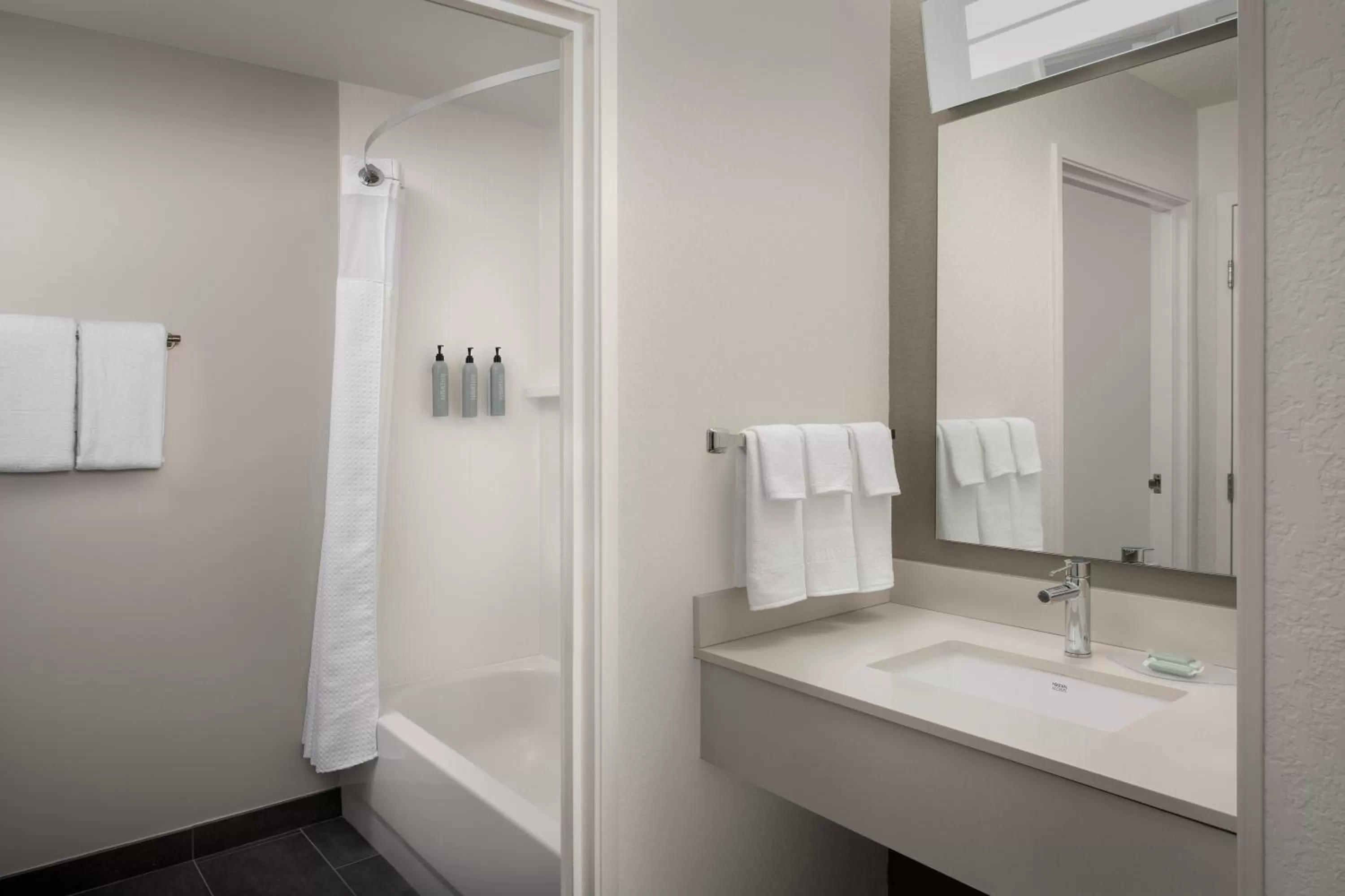 Bathroom in Courtyard by Marriott Dayton Beavercreek