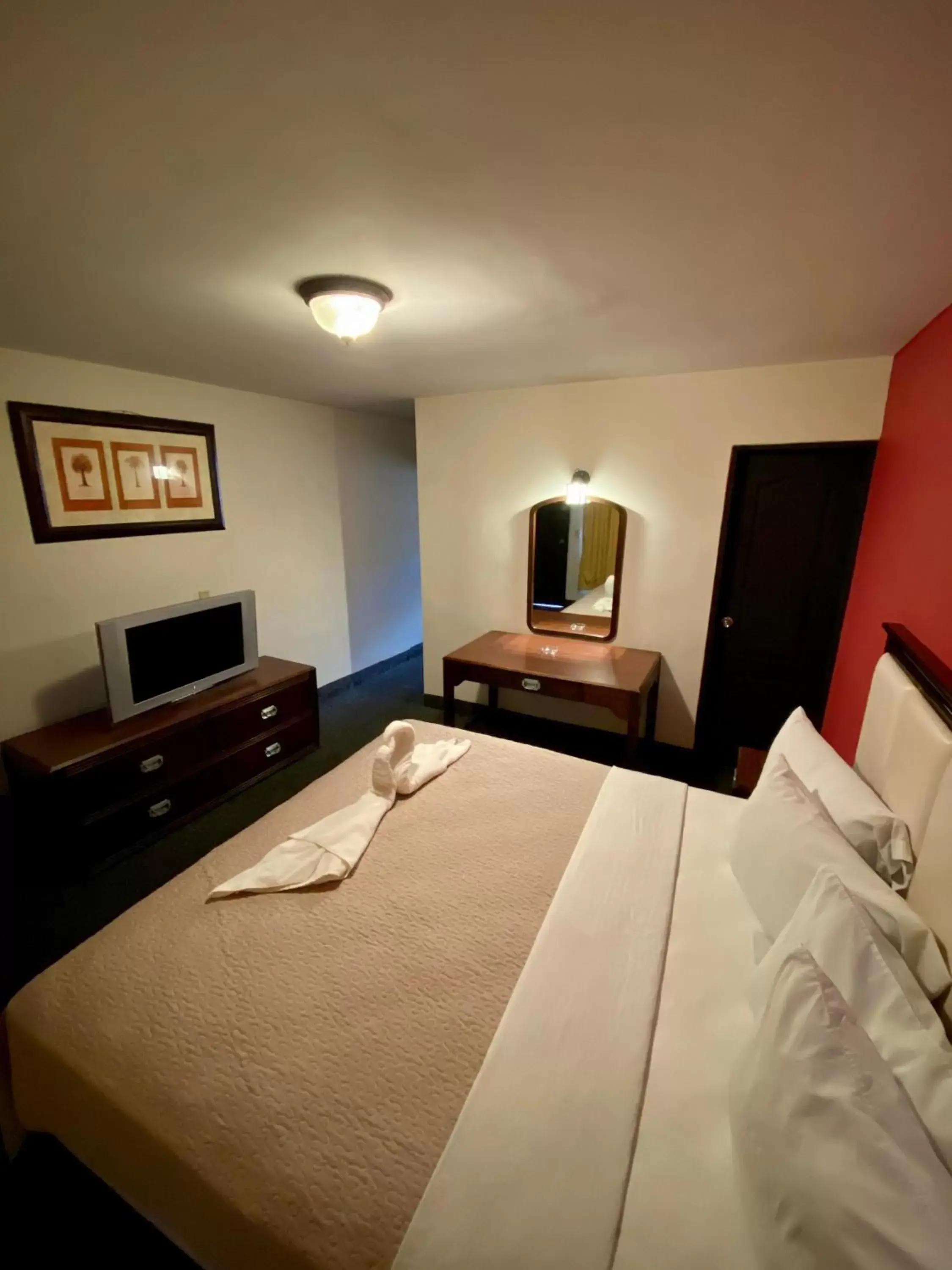 Communal lounge/ TV room, Bed in Hotel Los Altos