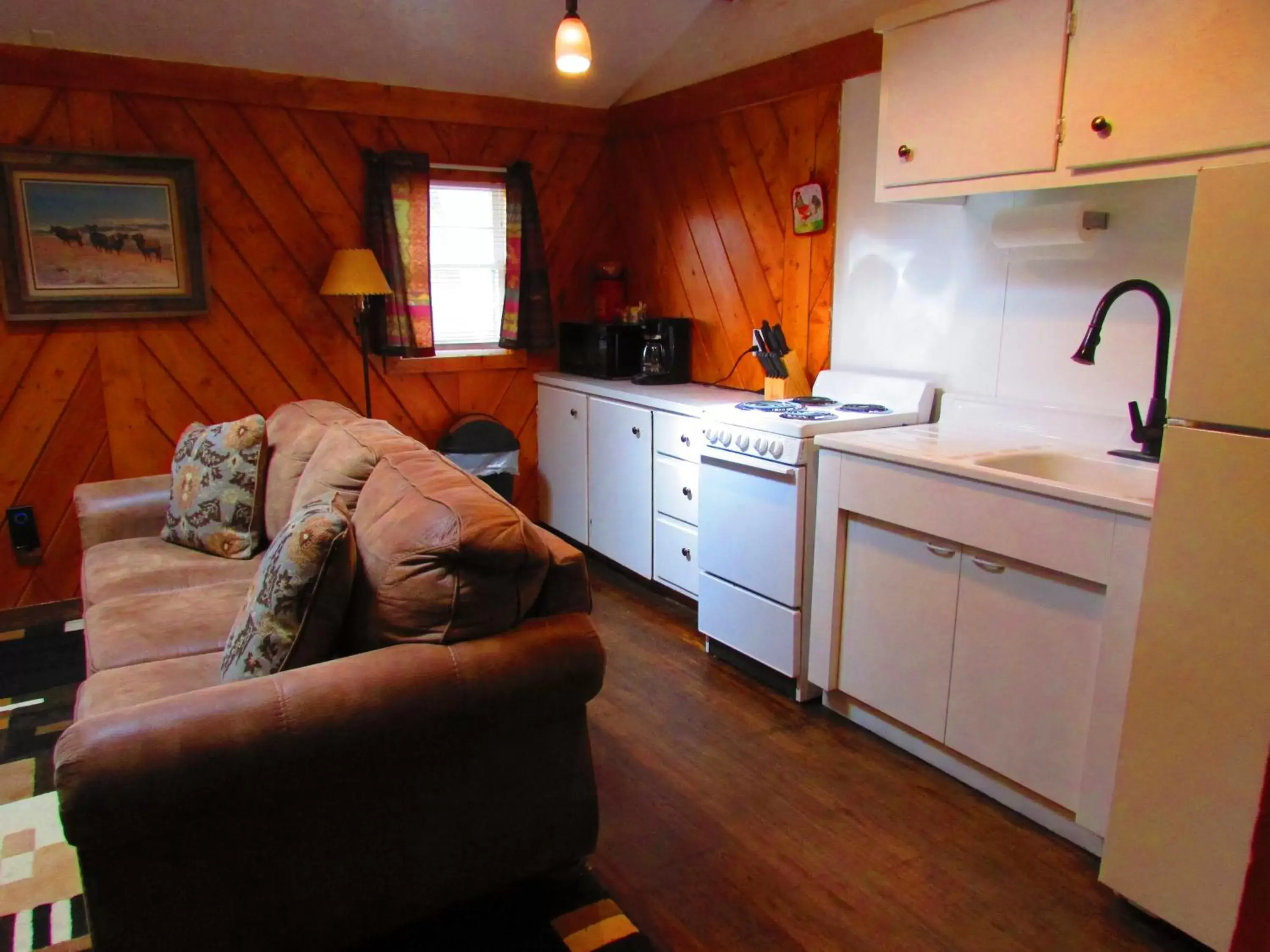 Kitchen/Kitchenette in Chinook Winds Lodge