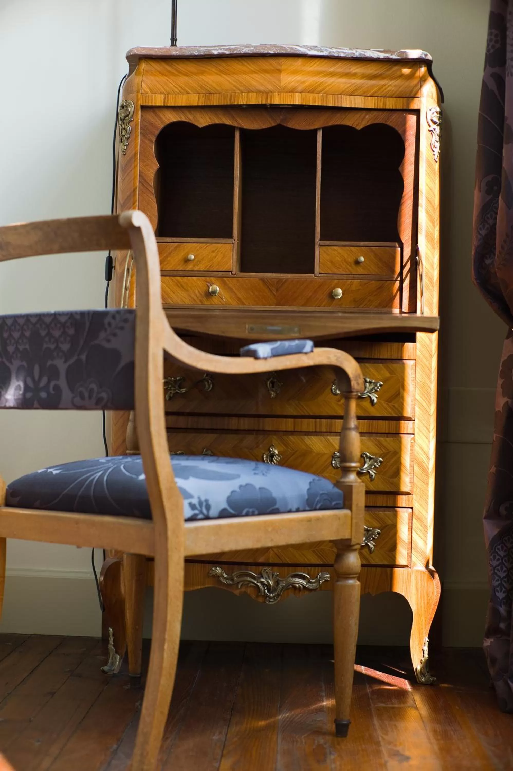 Bedroom, Bed in Hostellerie du Coq d'Or