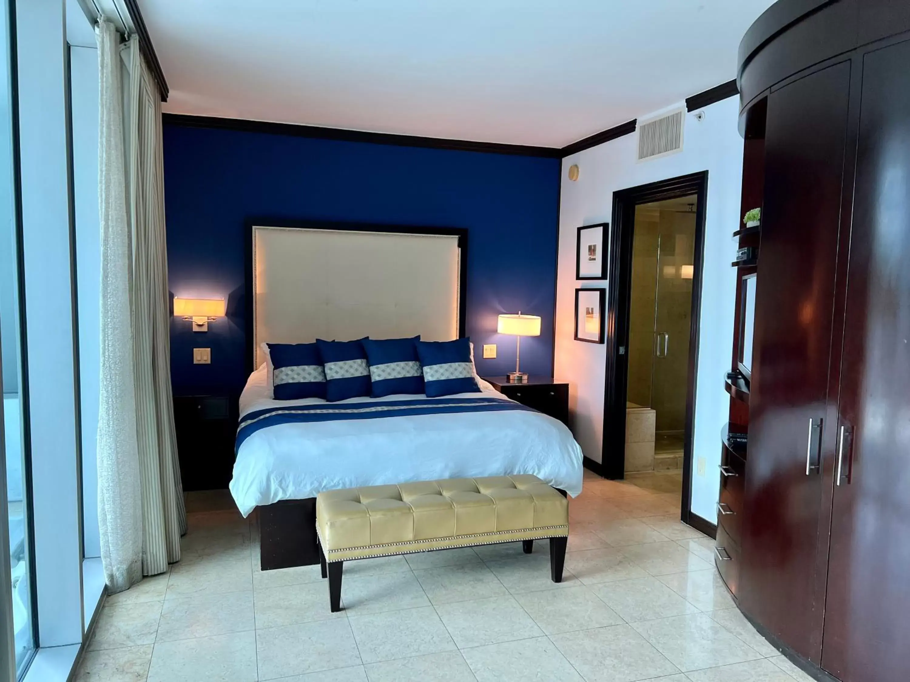 Bed in Boutique Suites 3 min walk to beach