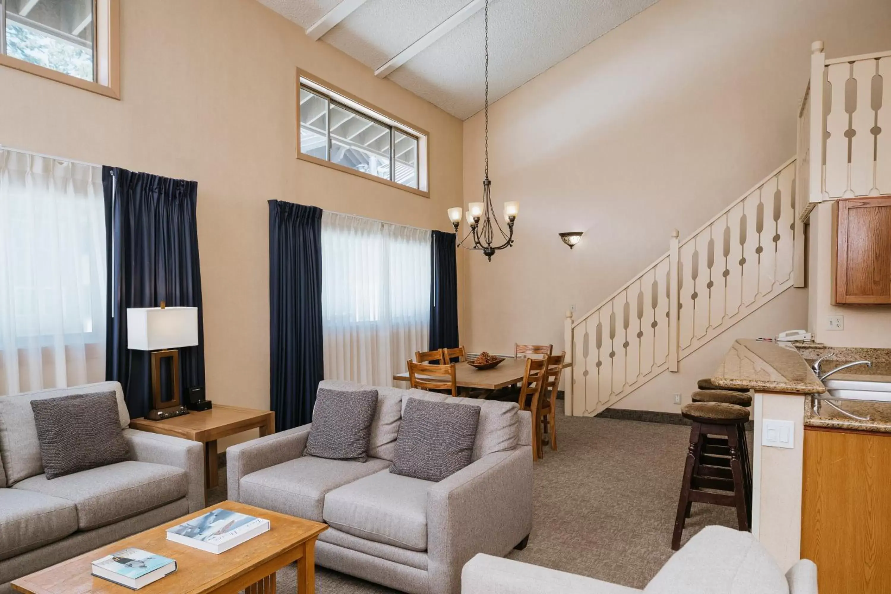 Living room, Seating Area in Mammoth Mountain Inn