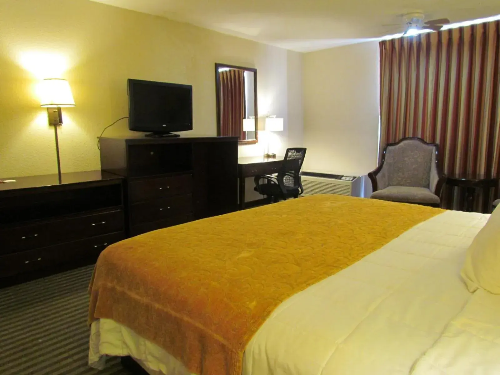 Photo of the whole room, Bed in Romana Hotel - Houston Southwest