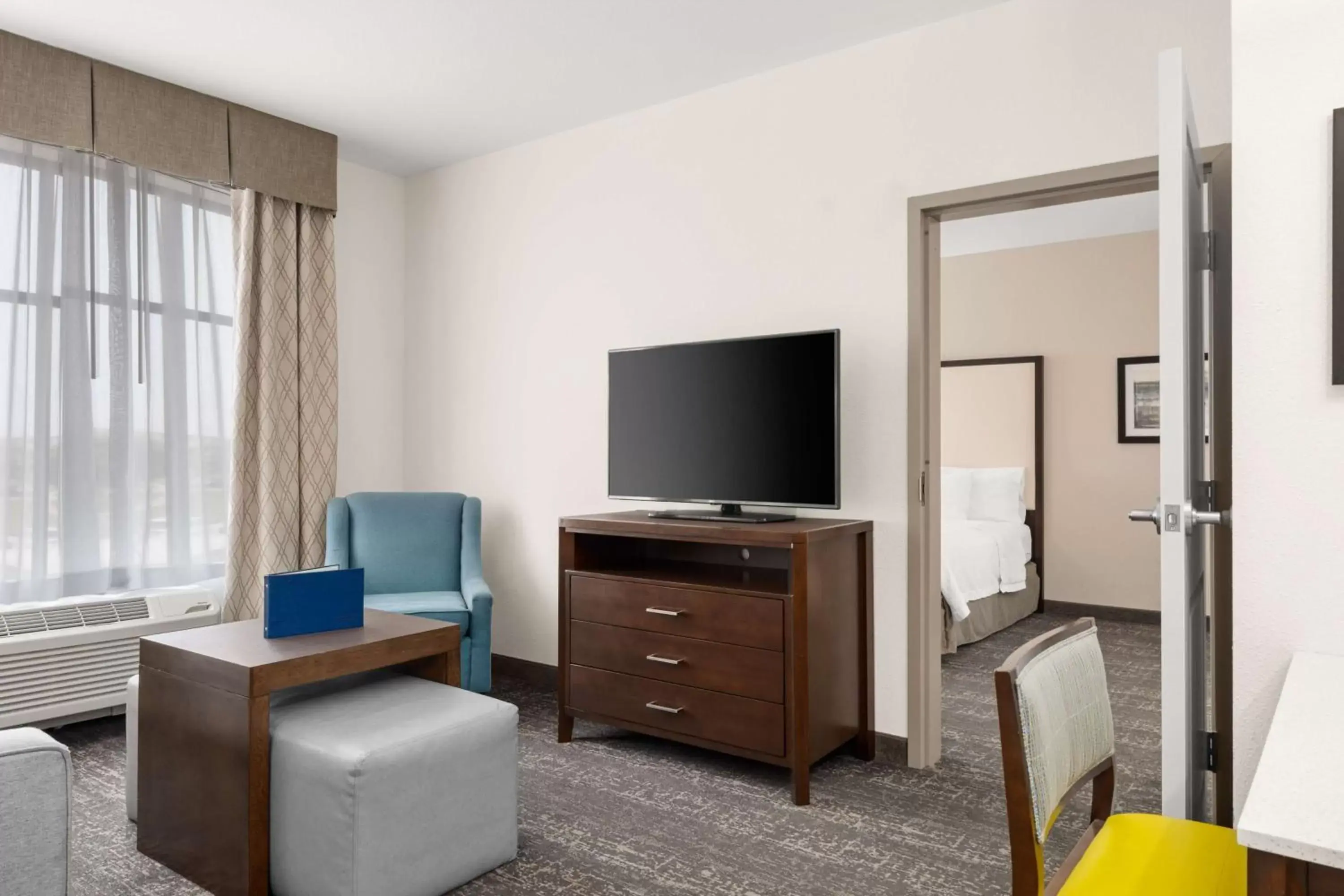 Living room, TV/Entertainment Center in Homewood Suites By Hilton San Marcos