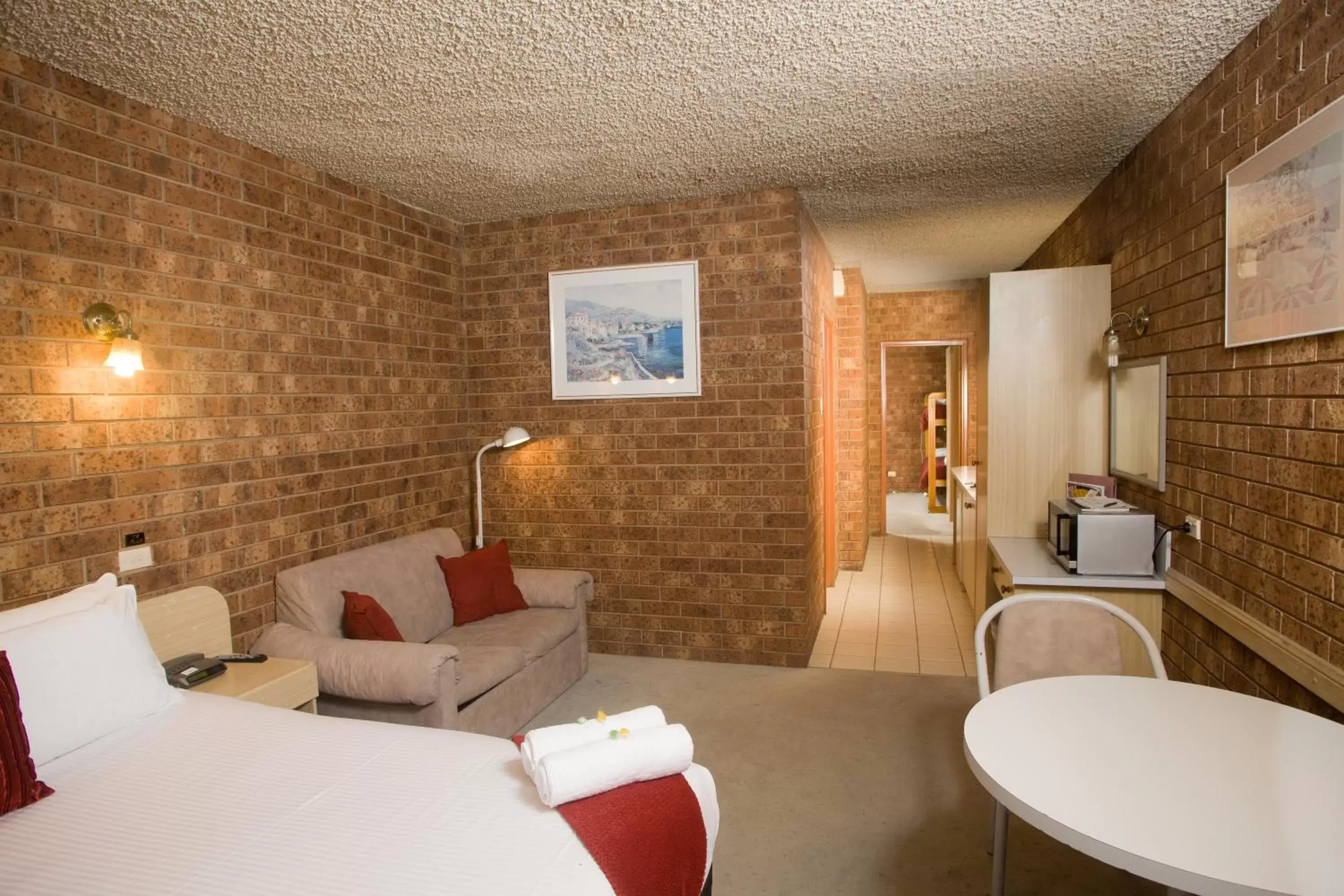 Family Two-Bedroom Suite in Courtyard Motor Inn Family Two-Bedroom Suite in Courtyard Motor Inn