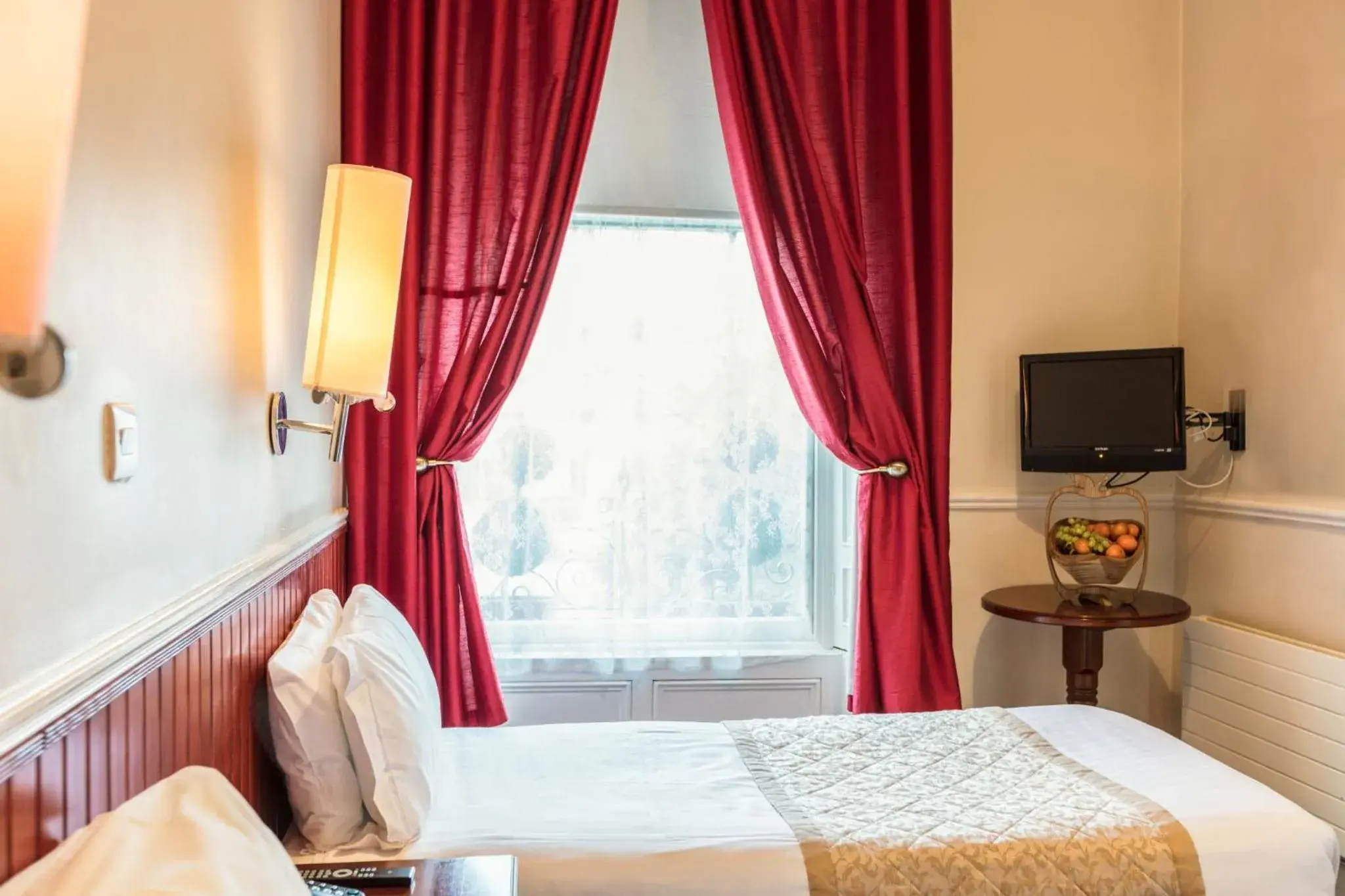 Photo of the whole room, Bed in The Lansdowne Hotel Photo of the whole room, Bed in The Lansdowne Hotel