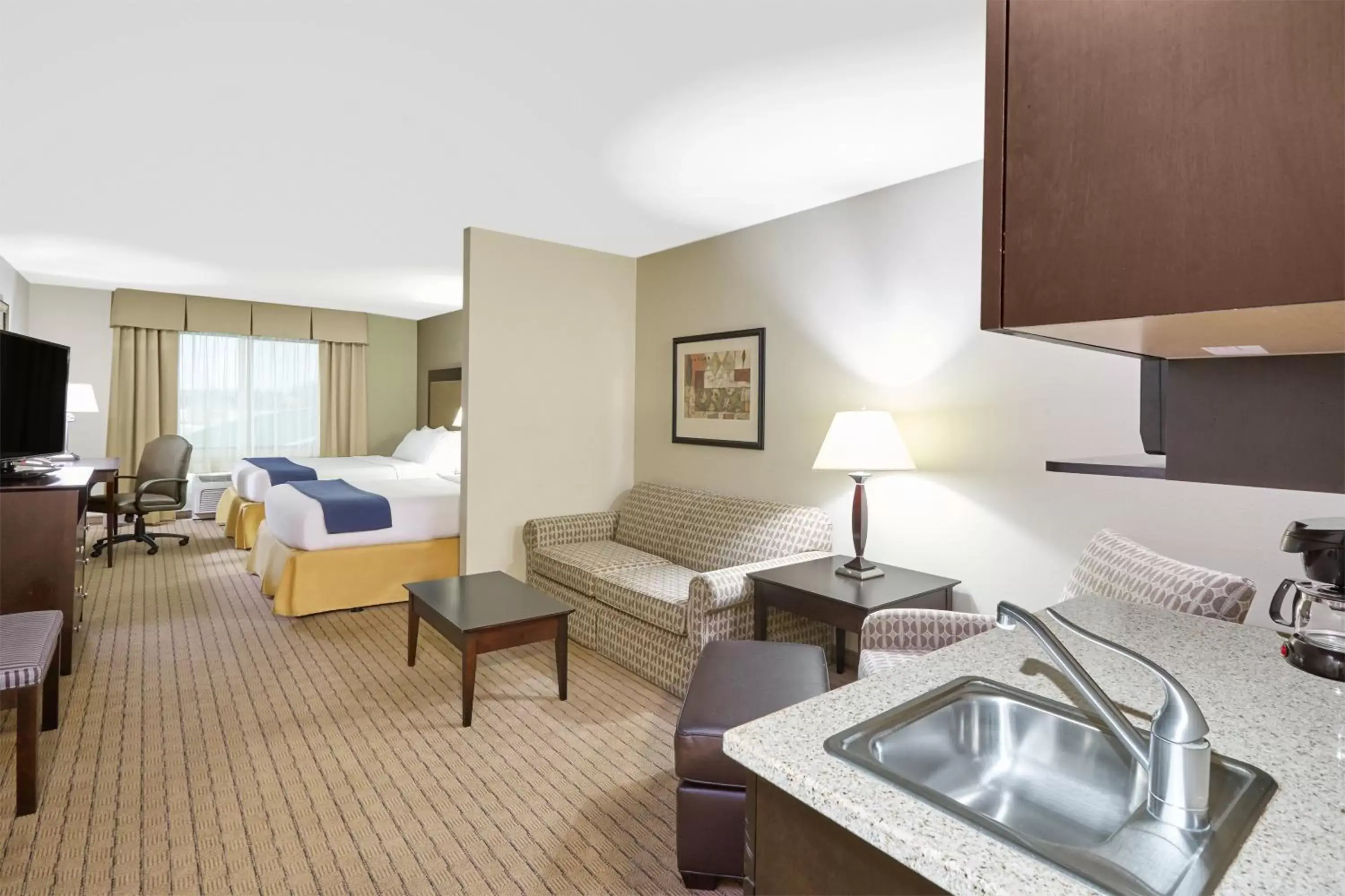 Bedroom, Kitchen/Kitchenette in Holiday Inn Express & Suites Madison-Verona, an IHG Hotel