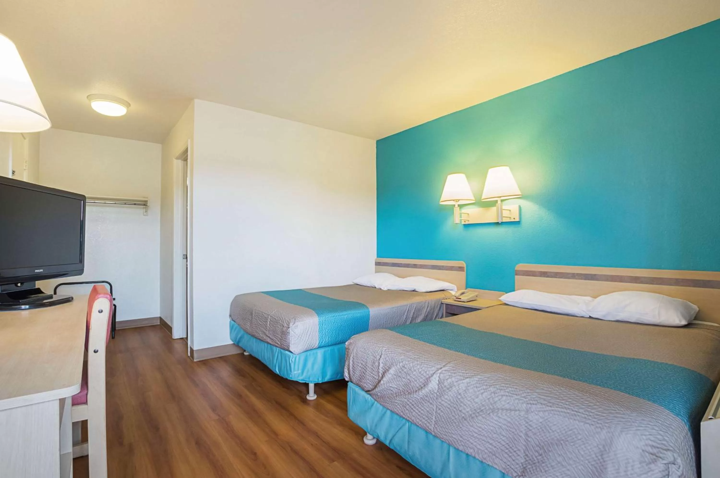 TV and multimedia, Bed in Motel 6-Rochester, MN