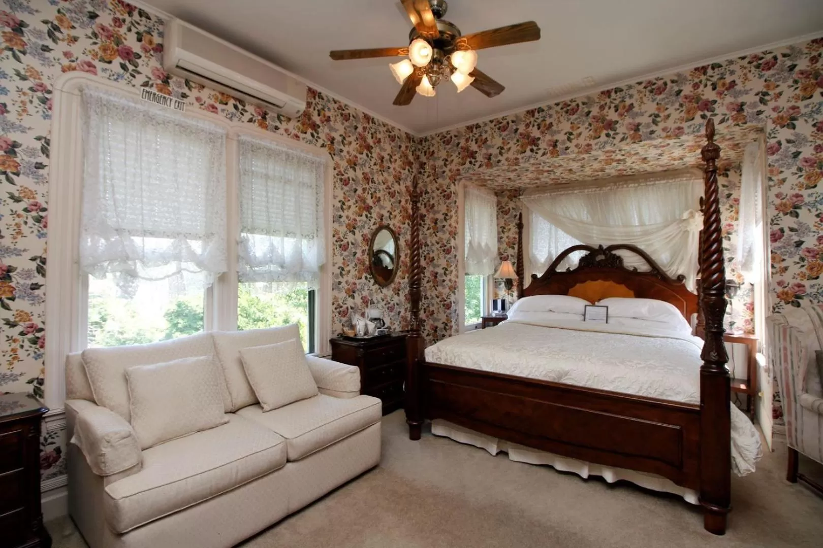 Bed in Bradford Place Inn (California)