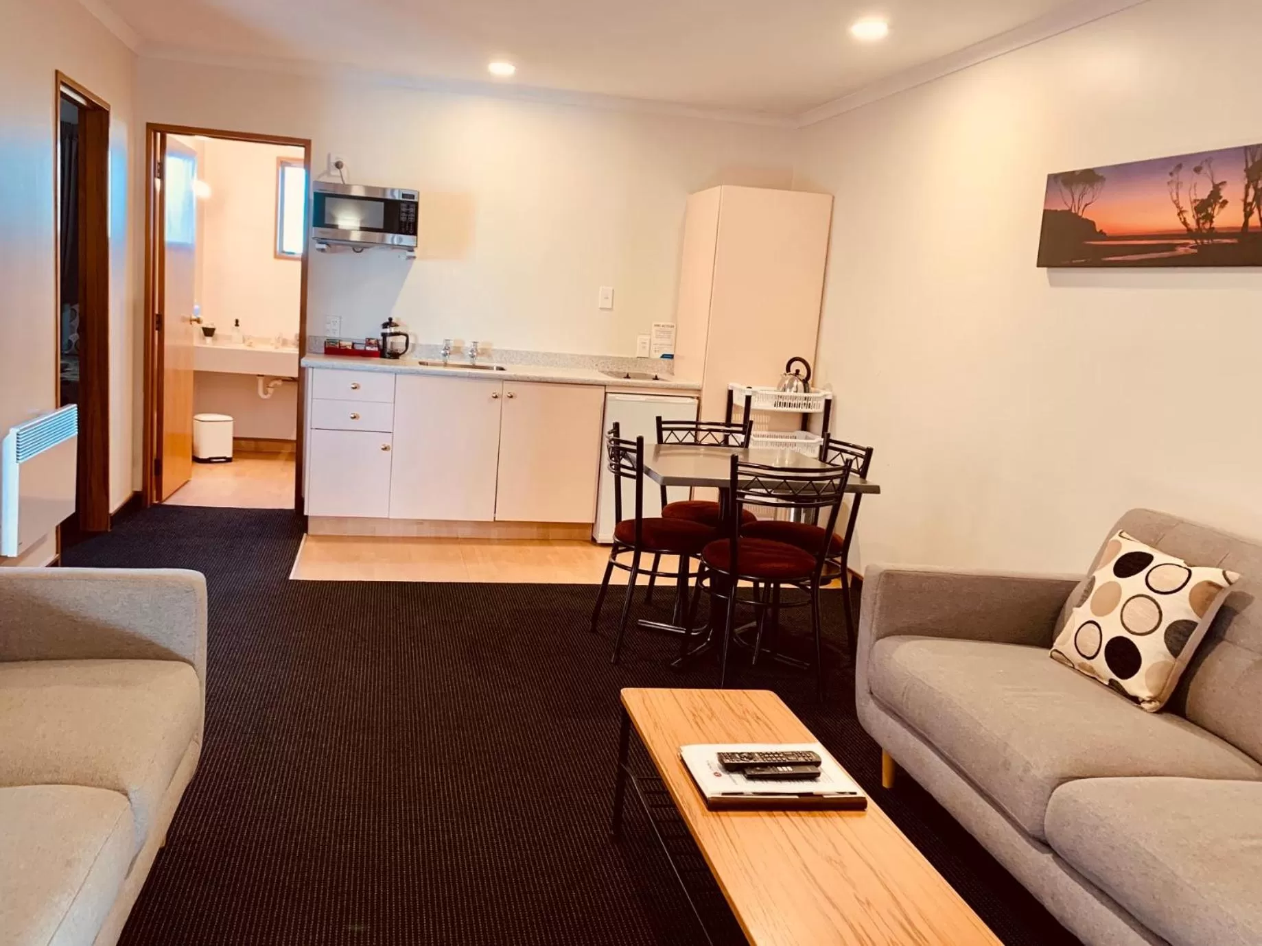 Admiral Court Motel & Apartments