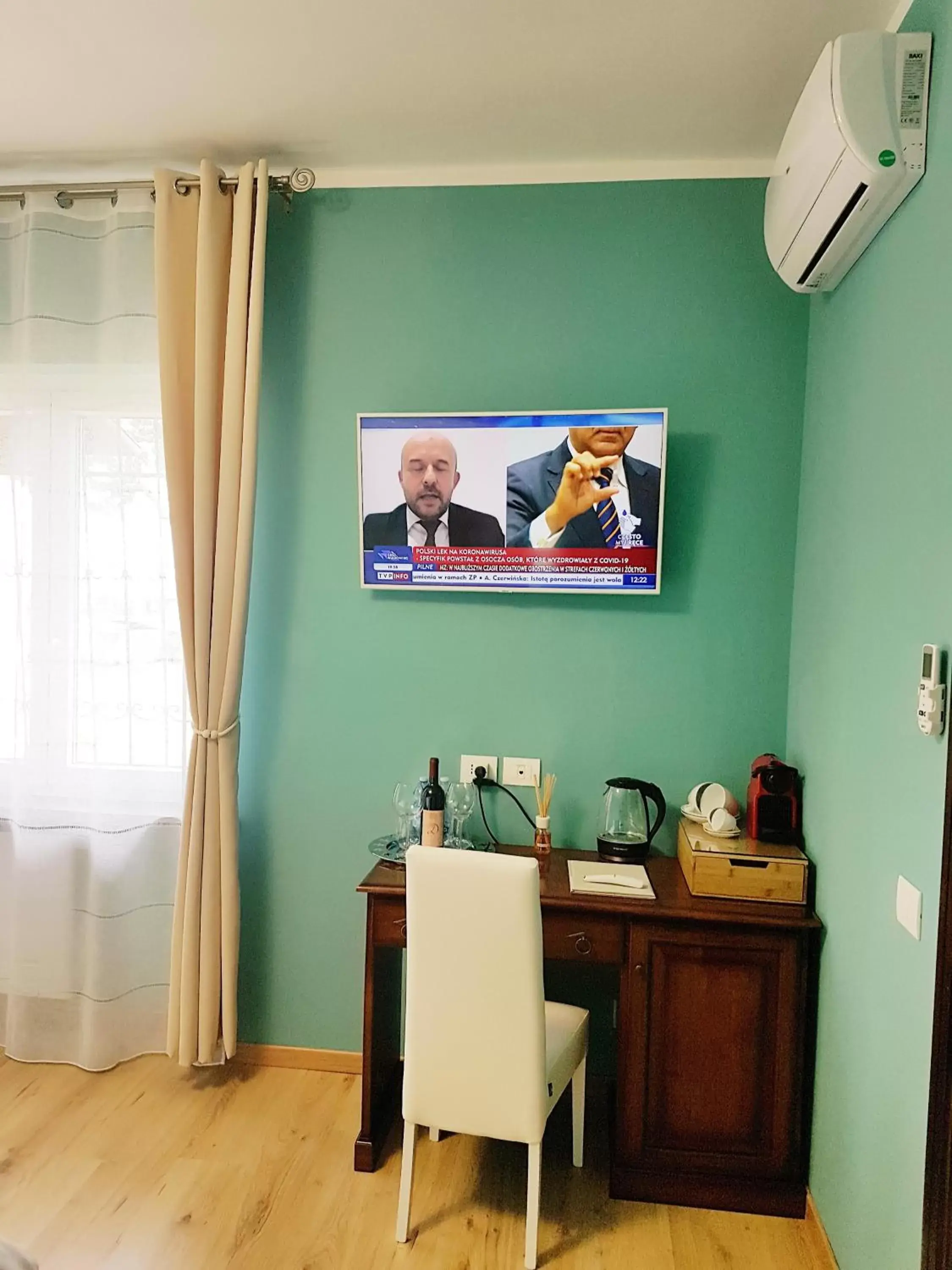 TV and multimedia, TV/Entertainment Center in Villa Bellavista Alba, B&B