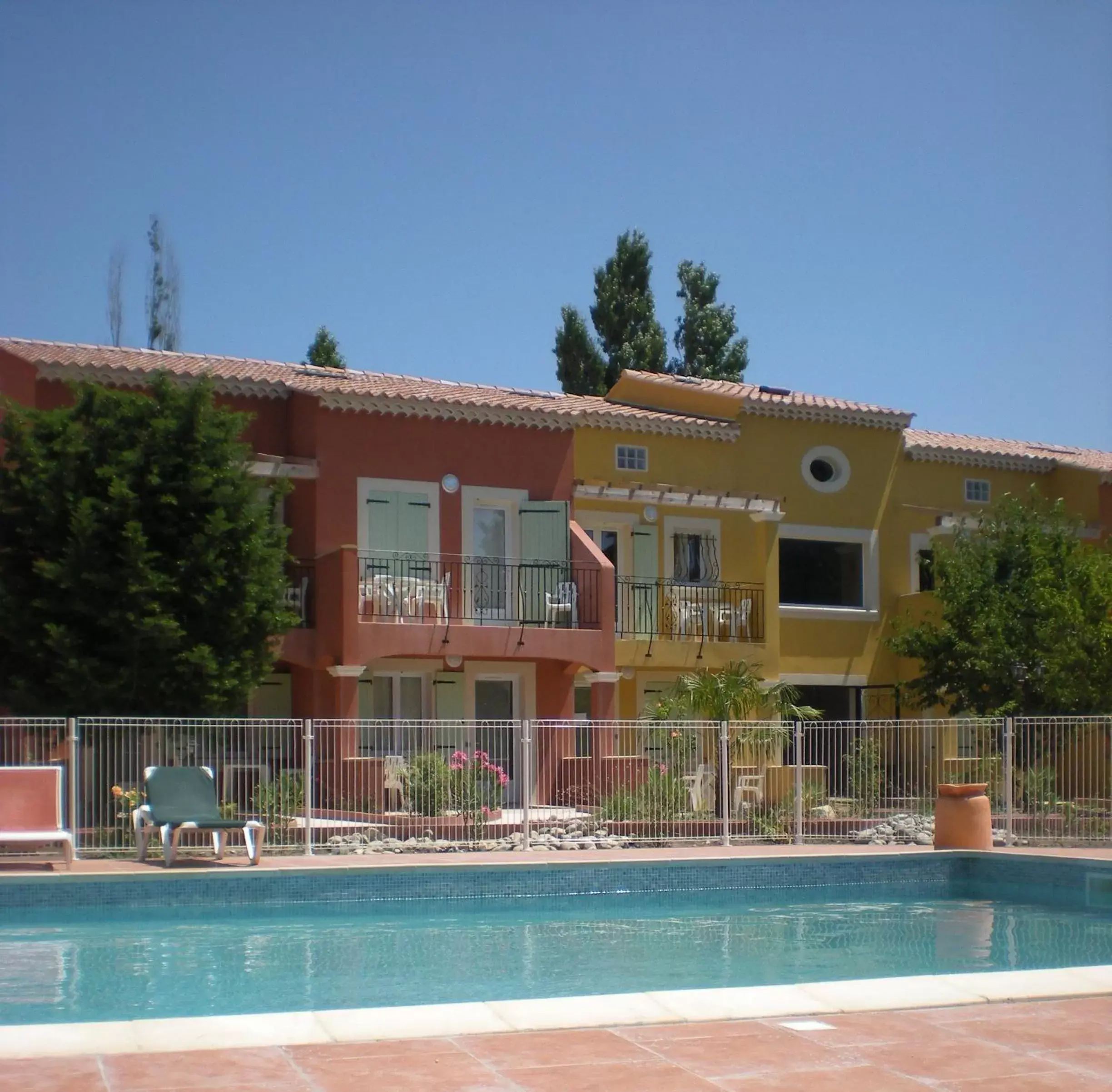 Swimming pool, Property Building in Appart'Hotel Festival Sud Aqua - Avignon TGV