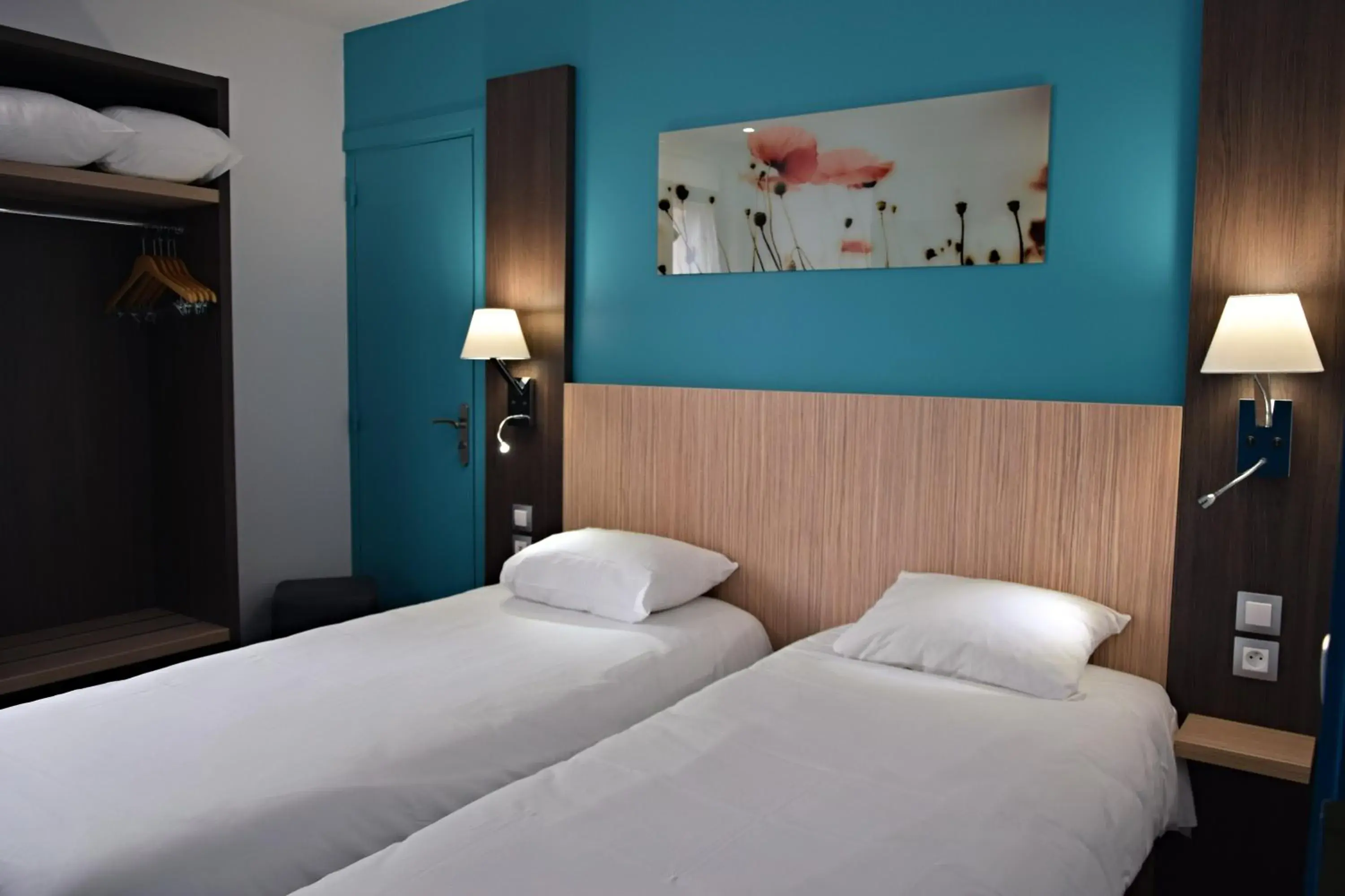 Photo of the whole room, Bed in Contact Hotel Le Seino Marin - Cléon Elbeuf