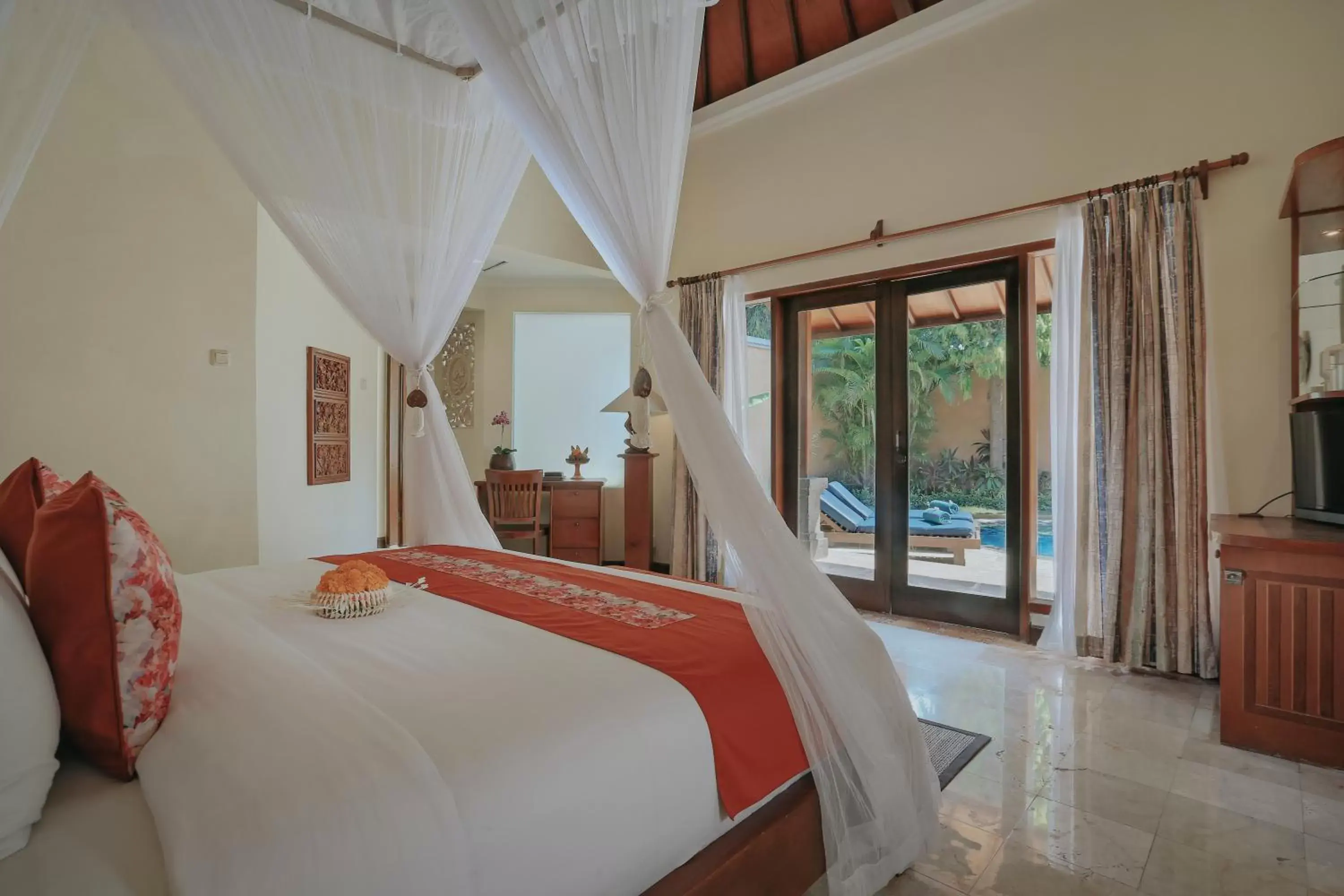 Bed in Parigata Villas Resort