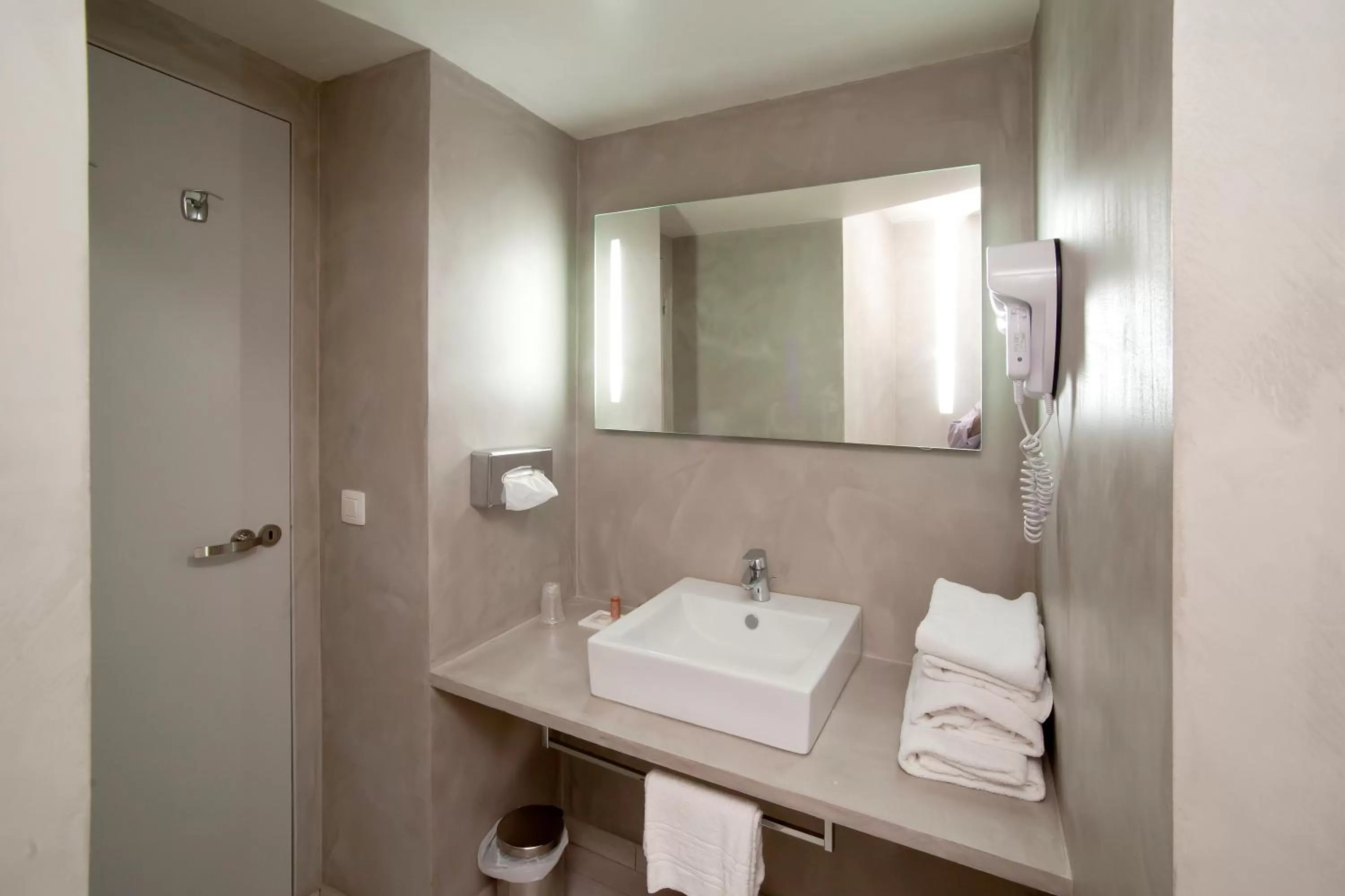 Bathroom in Hotel Le Cardinal Rueil Centre