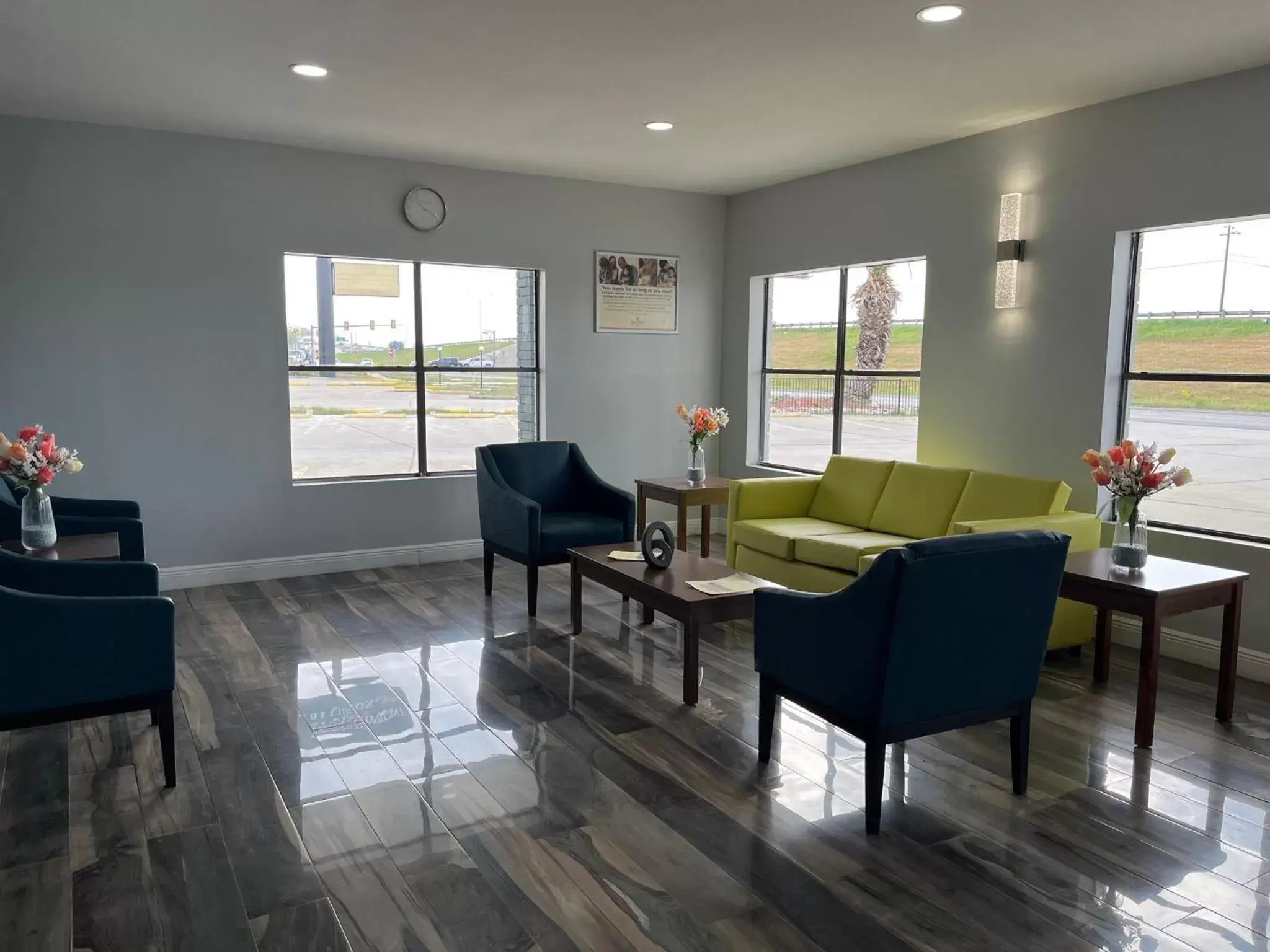 Lobby or reception, Seating Area in HomeTowne Studios by Red Roof San Antonio E - near AT&T Center