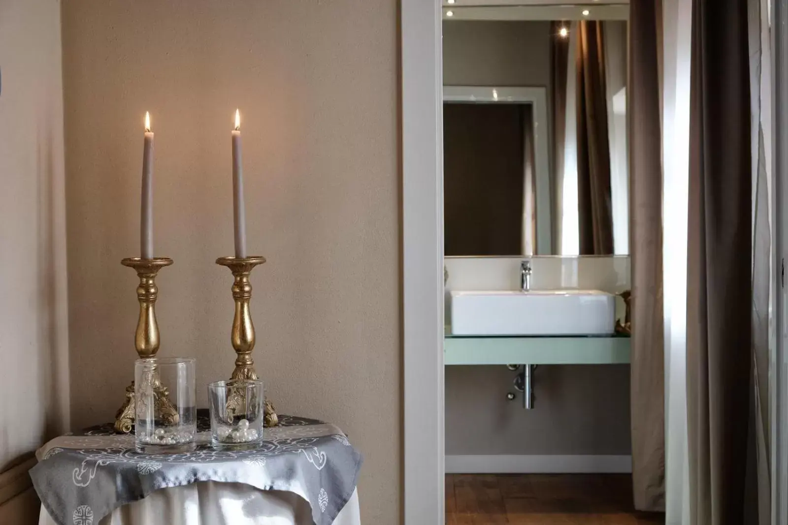 Decorative detail, Bathroom in TORRE GIARDINO SEGRETO B&B- Borgo Capitano Collection - Albergo diffuso