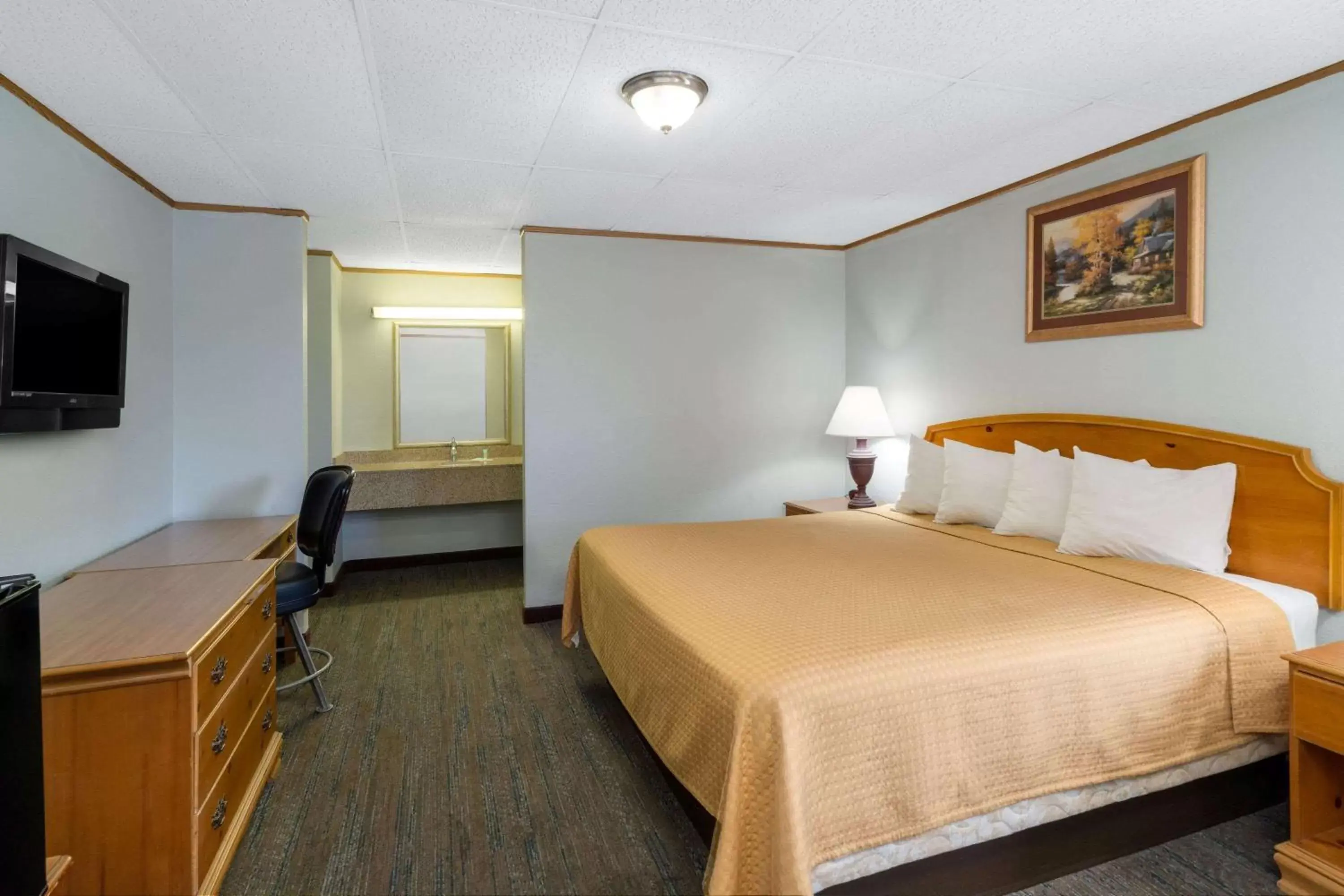 Photo of the whole room, Bed in Travelodge by Wyndham Pigeon Forge