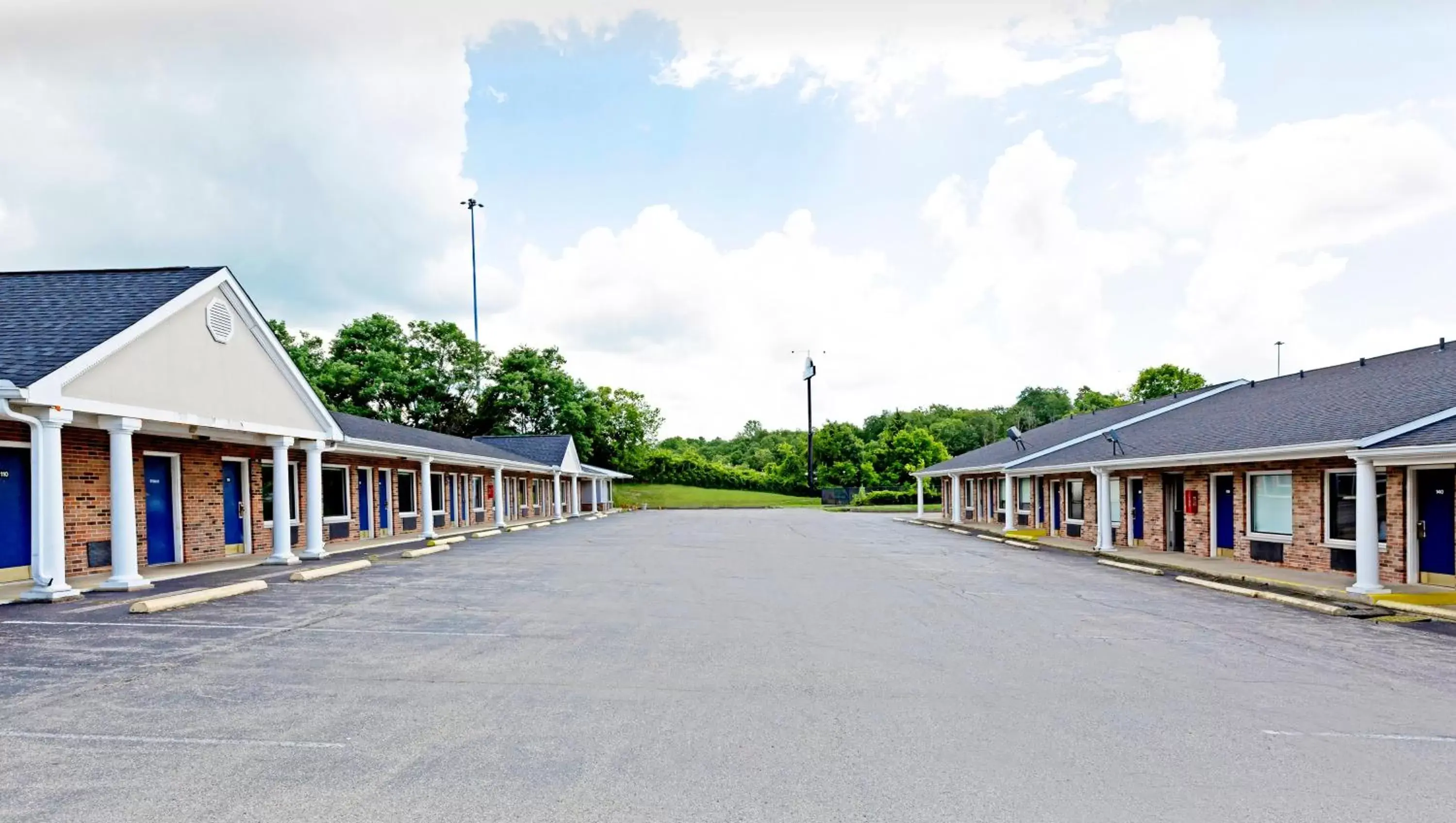 Property building in Sunrise Inn Williamstown Property building in Sunrise Inn Williamstown