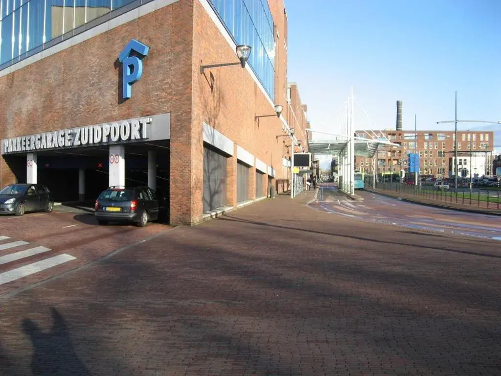 Parking, Property Building in Hotel de Koophandel