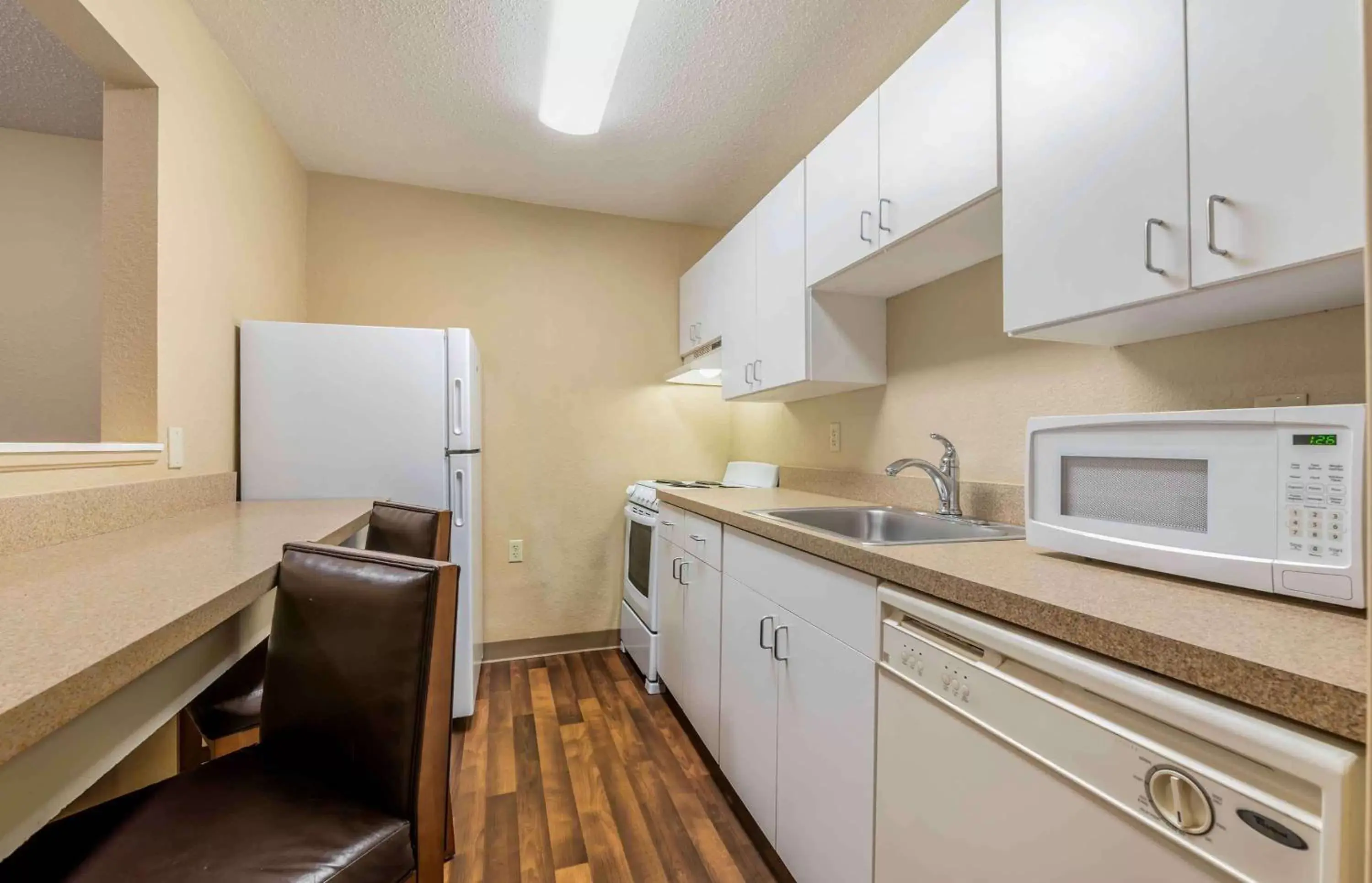 Bedroom, Kitchen/Kitchenette in Extended Stay America Suites - Evansville - East