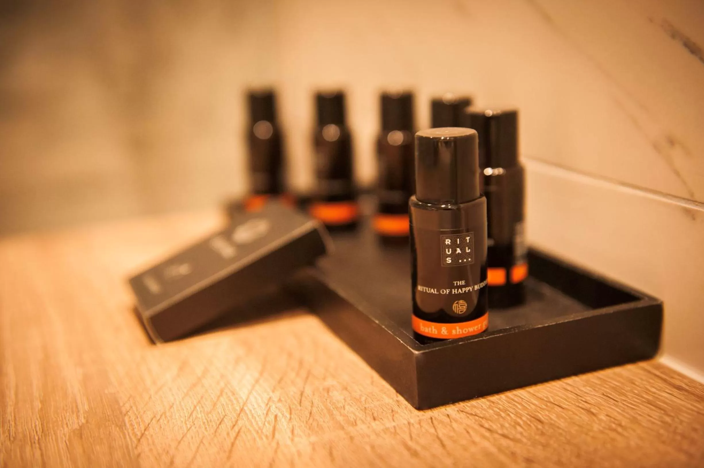 Text overlay in Hotel Acacia